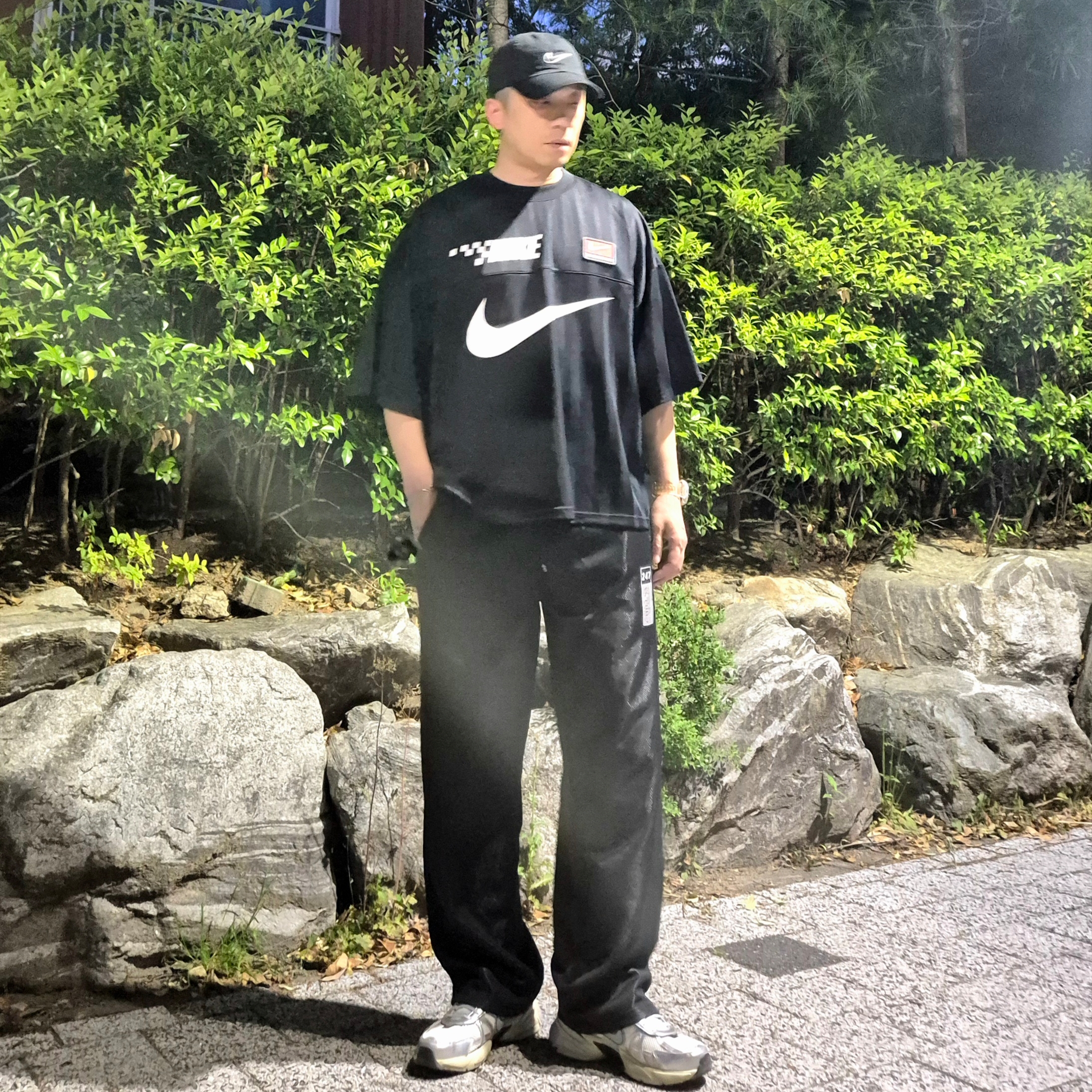 Nike V2K Run Summit White Metallic Silver, Nike NSW Trend T-Shirt Black 착용 스타일 - 3