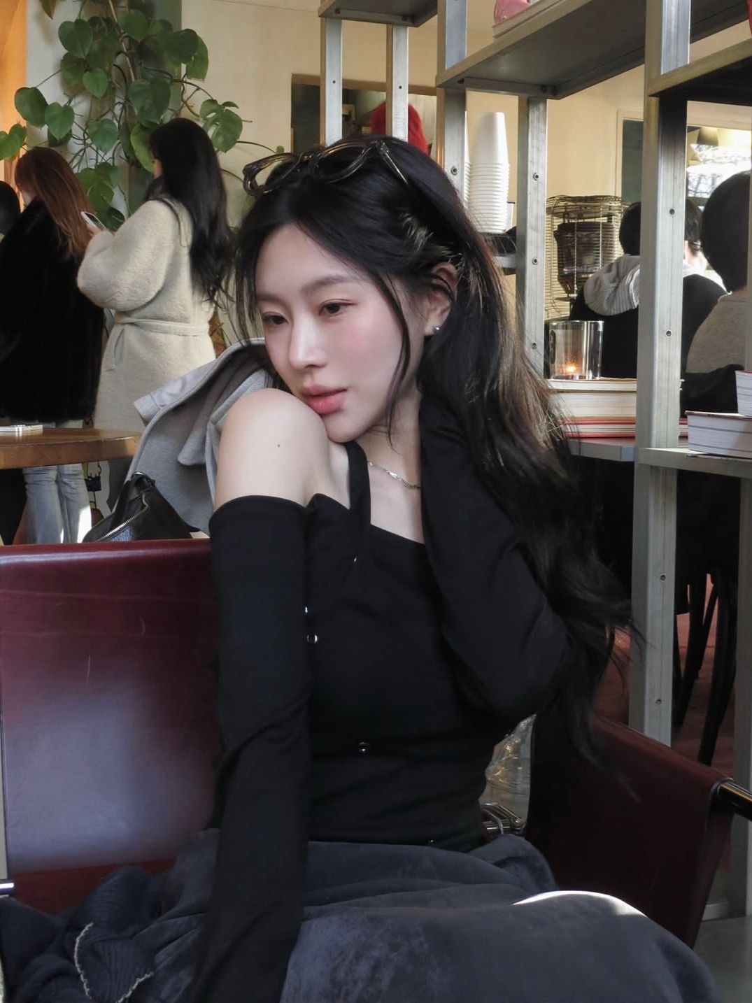 VOONT Eyelet Halter Long Sleeve (BLACK) 착용 스타일 - 1