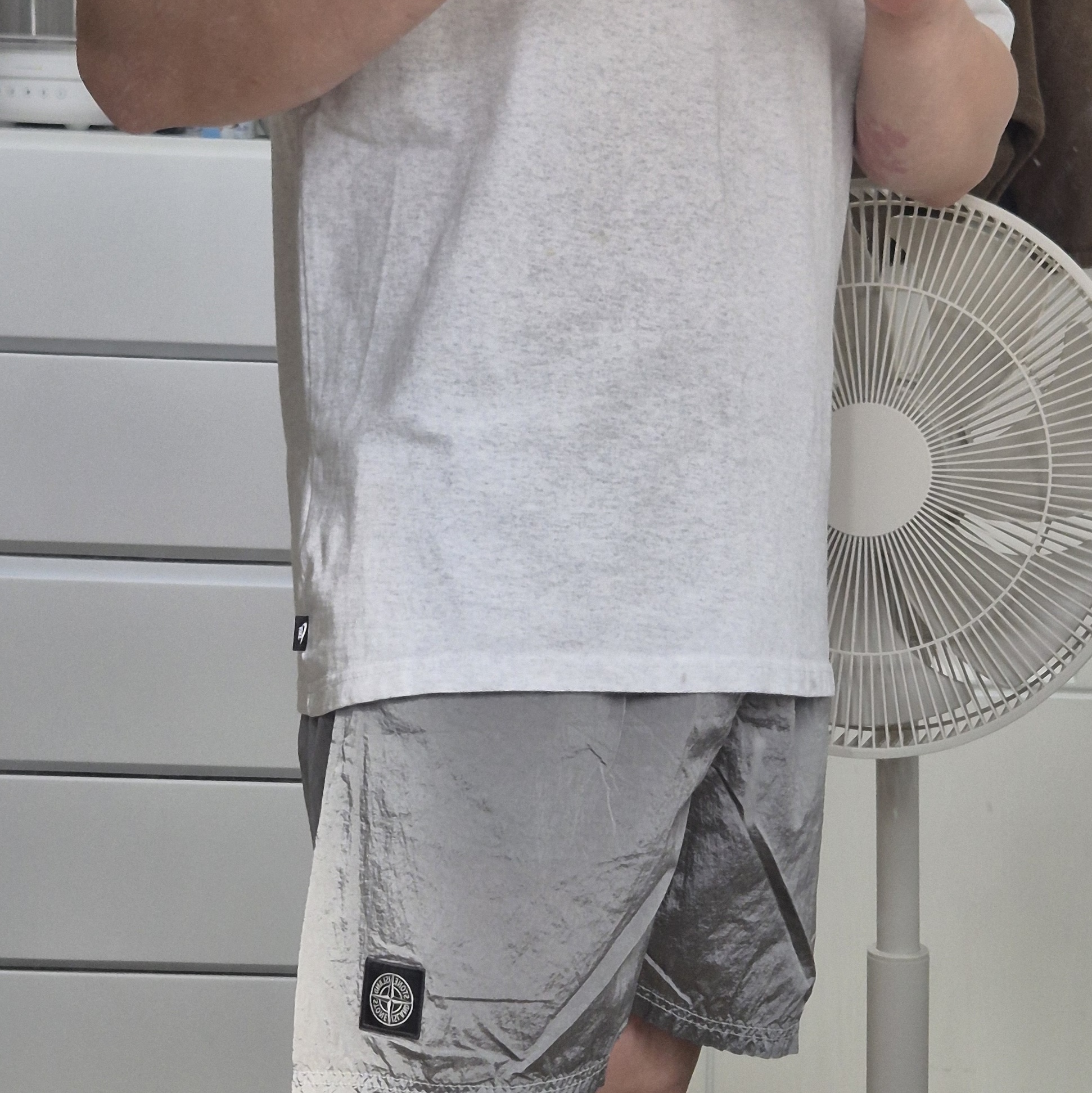 Stone Island B100009 Nylon Metal in Econyl Pocket Details Regular Fit Swim Trunks Pearl Grey - 25SS 착용 스타일