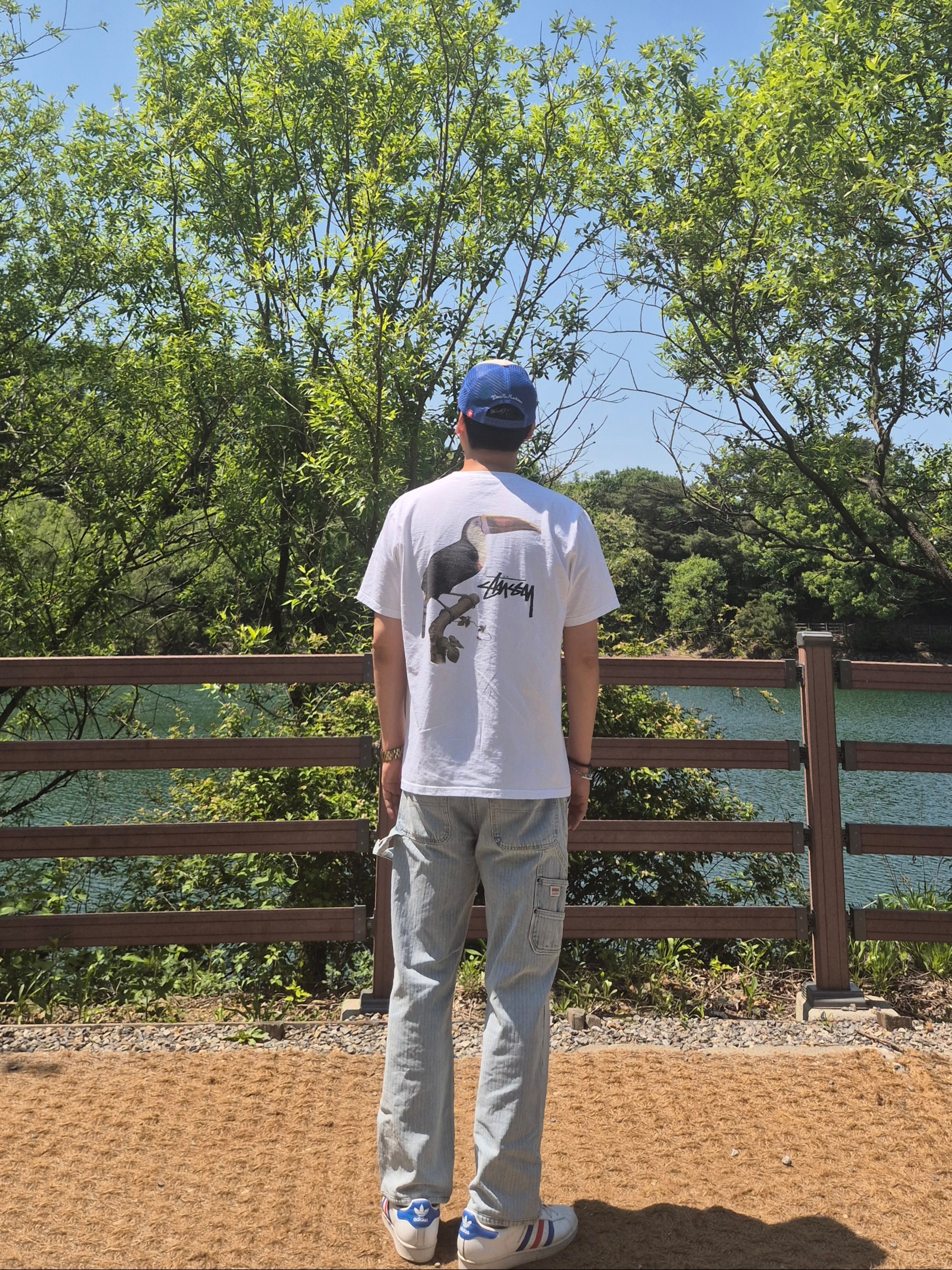 Deus Ex Machina Baylands Trucker Red, Adidas Superstar Vintage Core White Blue 착용 스타일 - 2