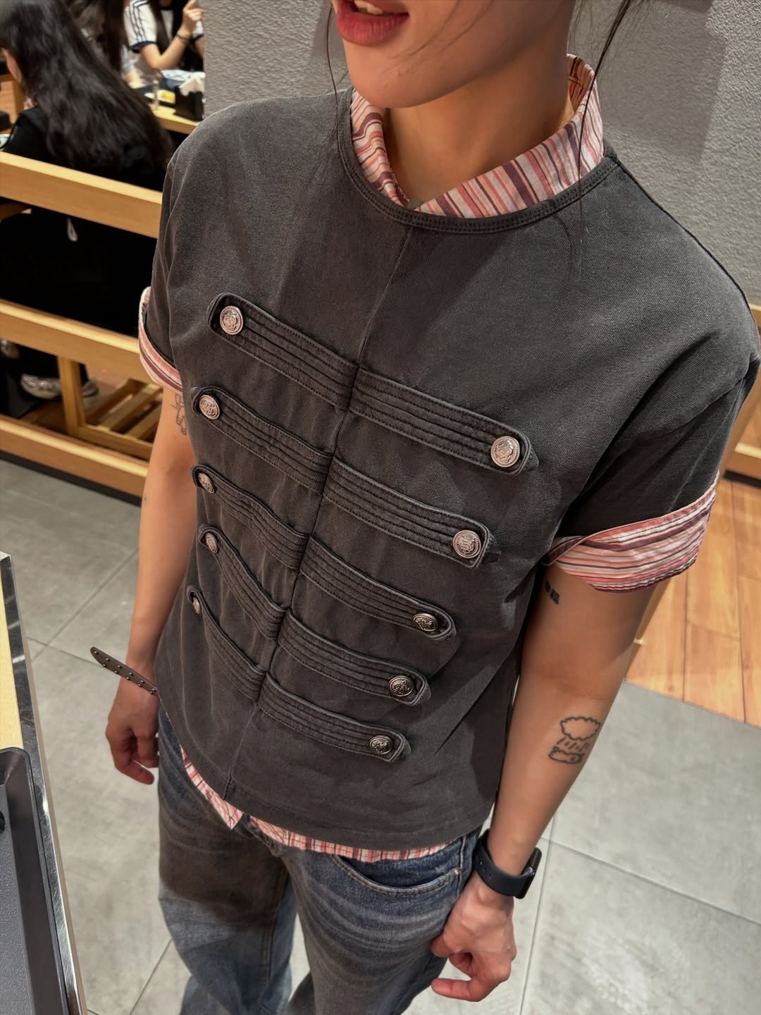 VOONT Napoleon Button Detail T-Shirt (CHARCOAL) 착용 스타일 - 4