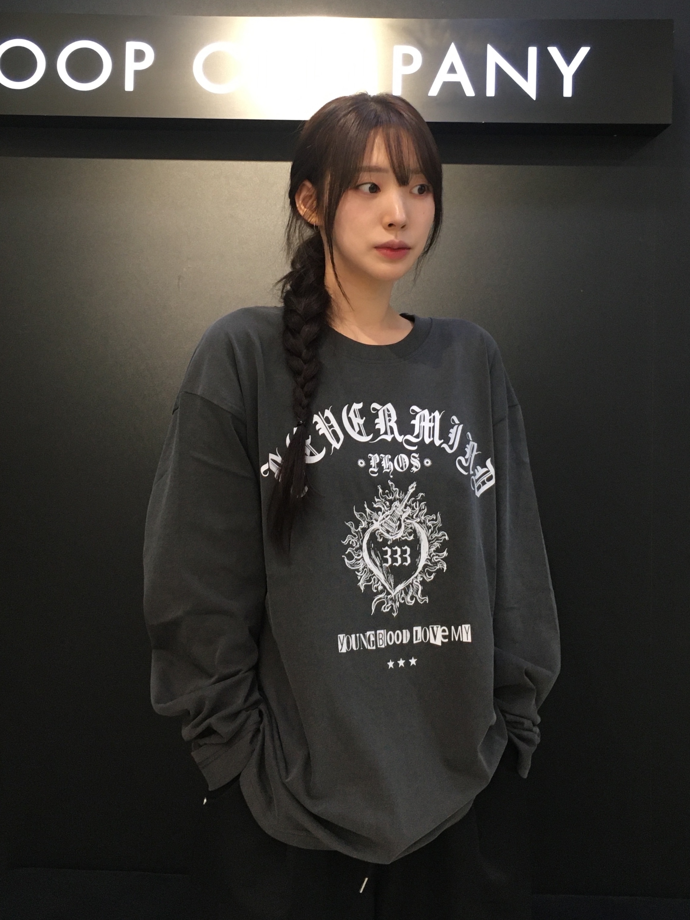PHOS333 Hazzard 001 Young Heart Long Sleeve Charcoal 착용 스타일 - 4