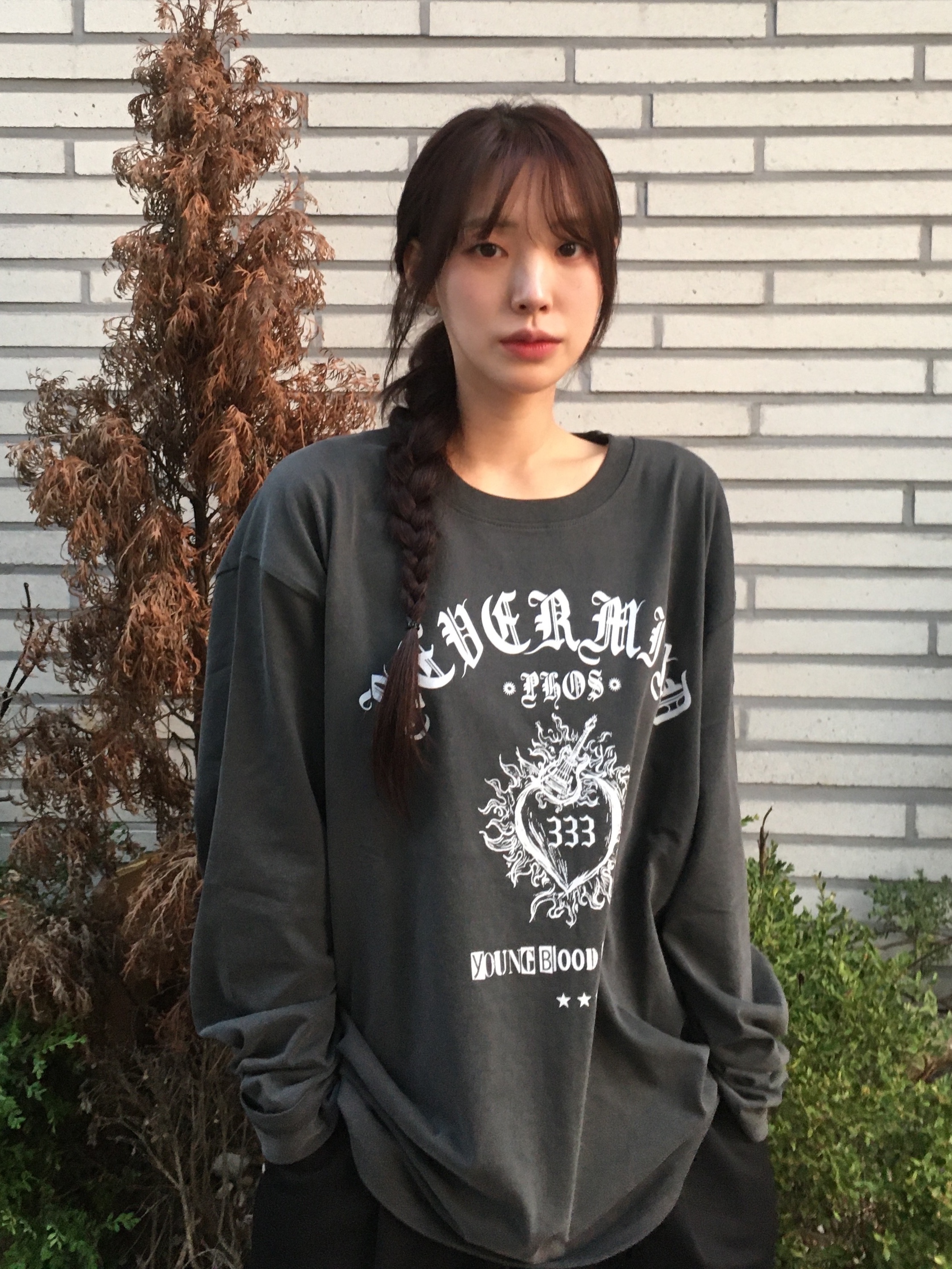PHOS333 Hazzard 001 Young Heart Long Sleeve Charcoal 착용 스타일 - 2