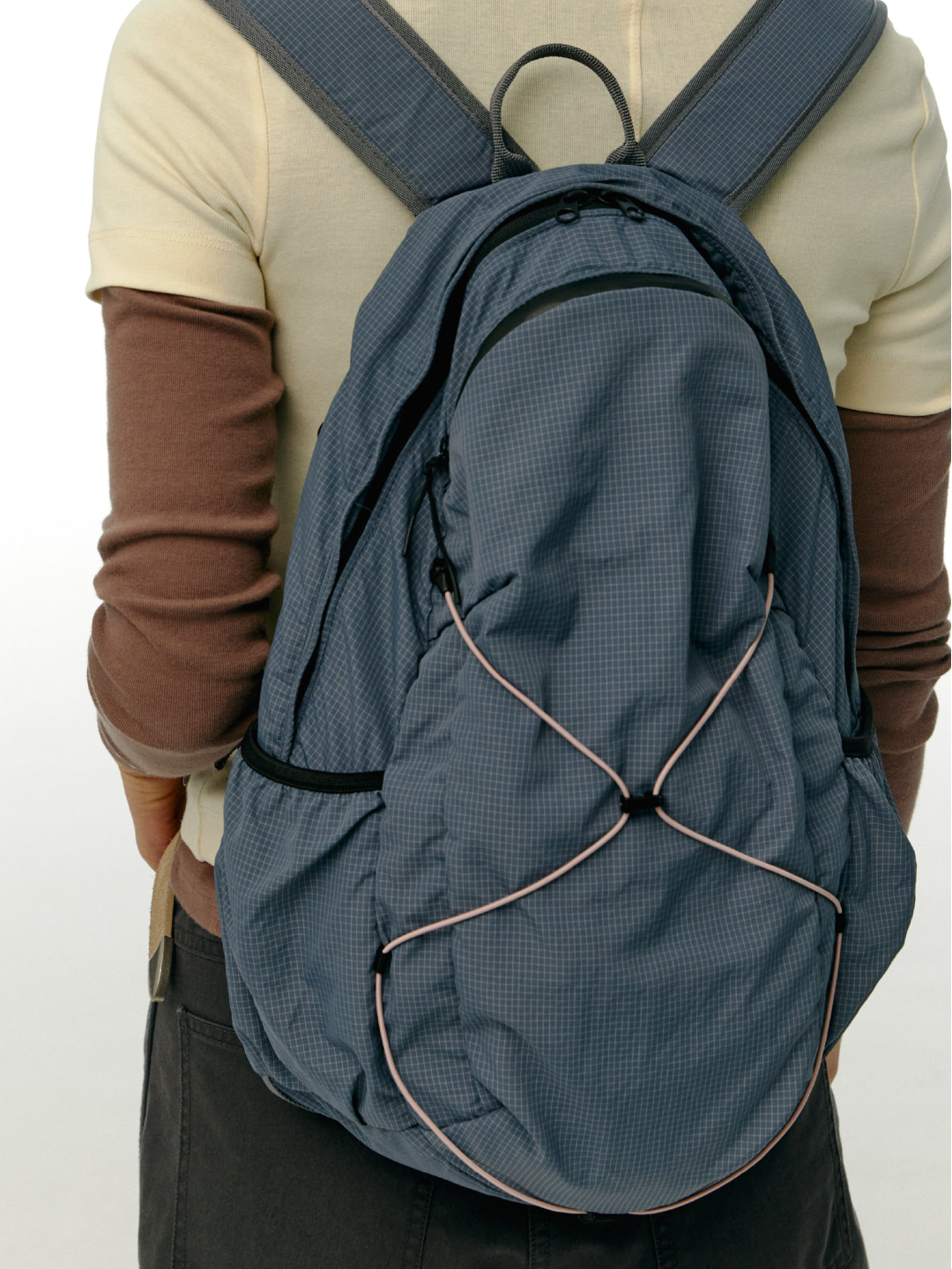 MAZIUNTITLED Roam Pack Black, MAZIUNTITLED Roam Pack Light Grey 착용 스타일 - 5