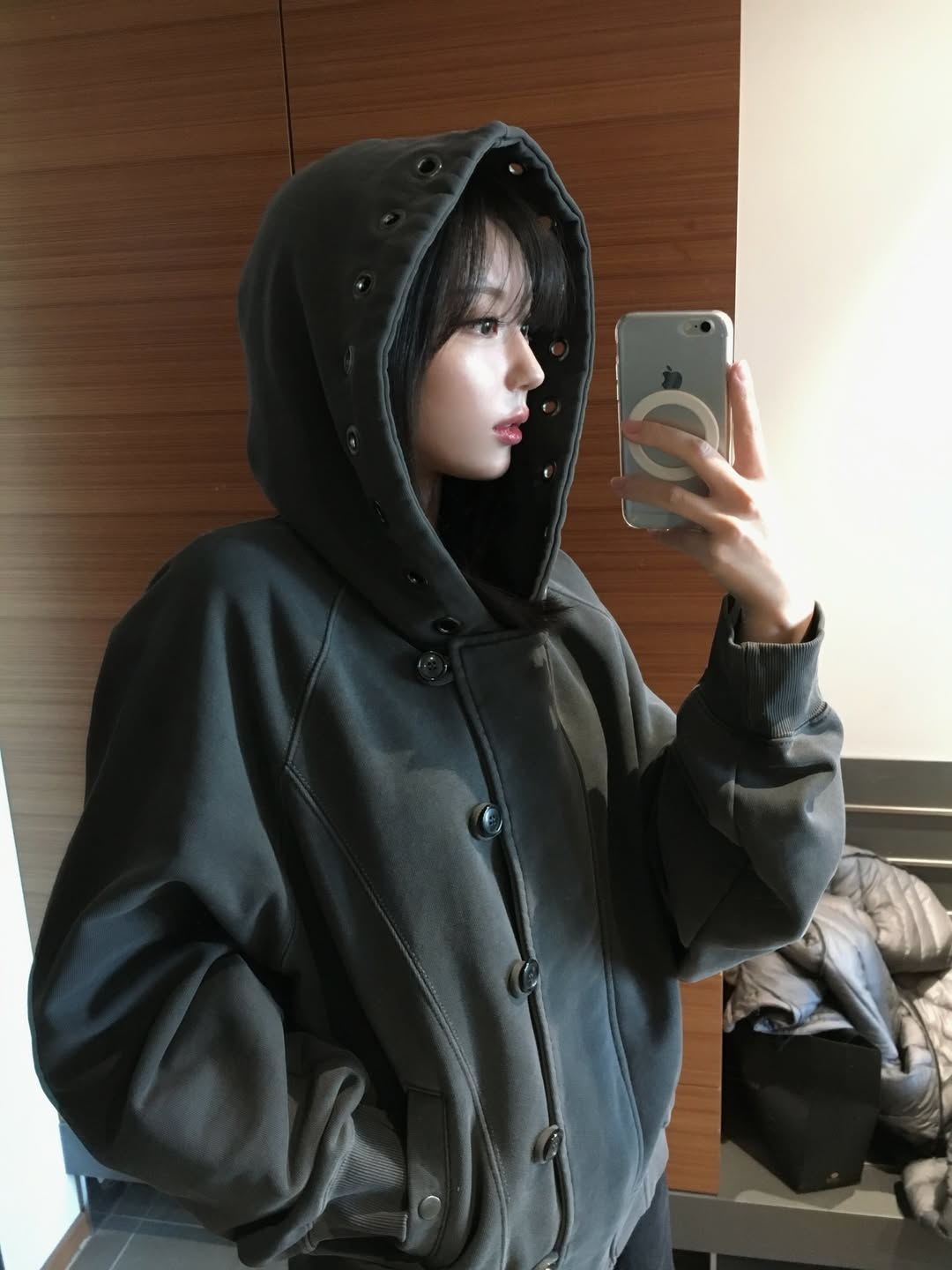 VOONT Eyelet Button Two-Way Hood Zip-Up (CHARCOAL) 착용 스타일 - 1