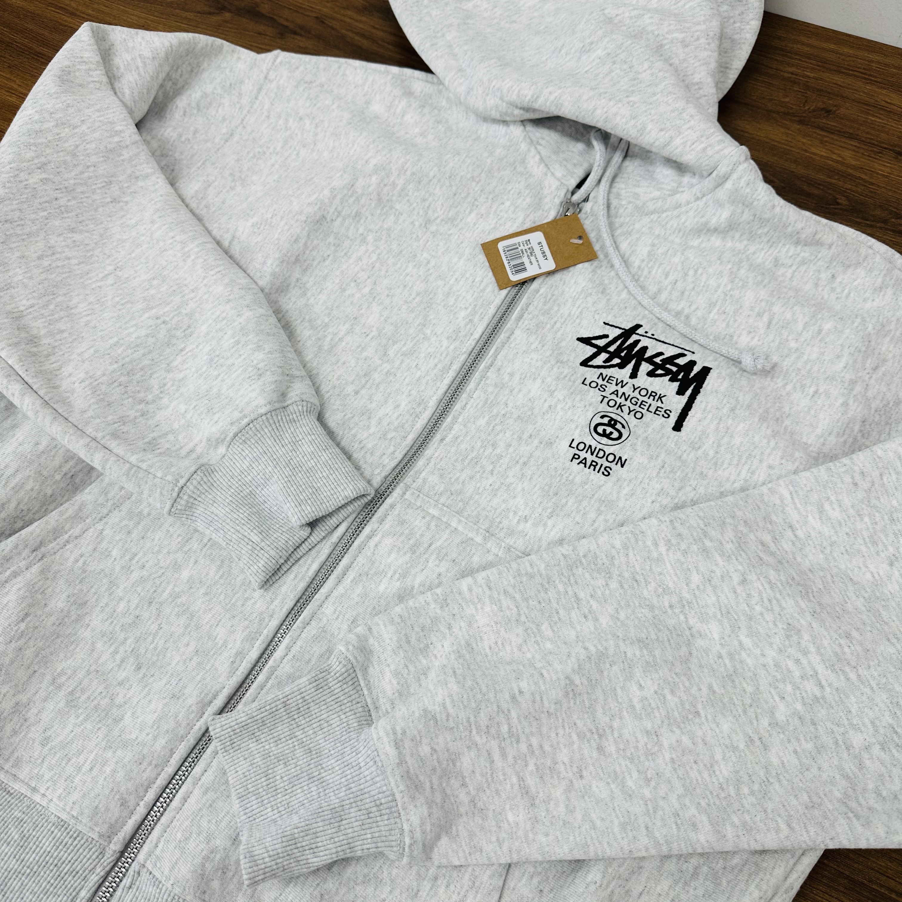 Stussy World Tour Zip Hoodie Ash Heather 2025 착용 스타일 - 1