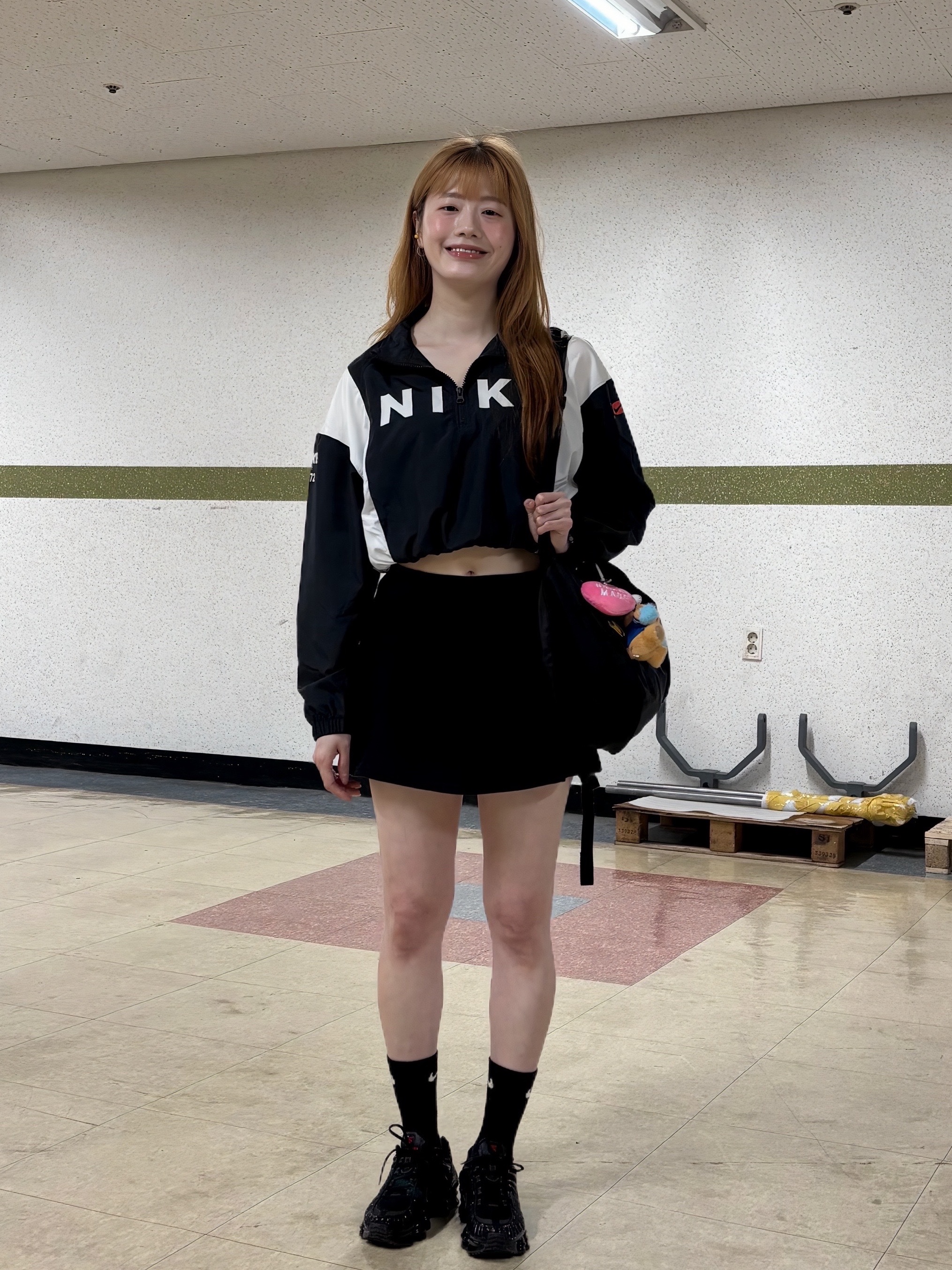 (W) Nike Shox TL Black and Max Orange, Starbucks x KBO Lions Bearista Keychain 착용 스타일 - 3