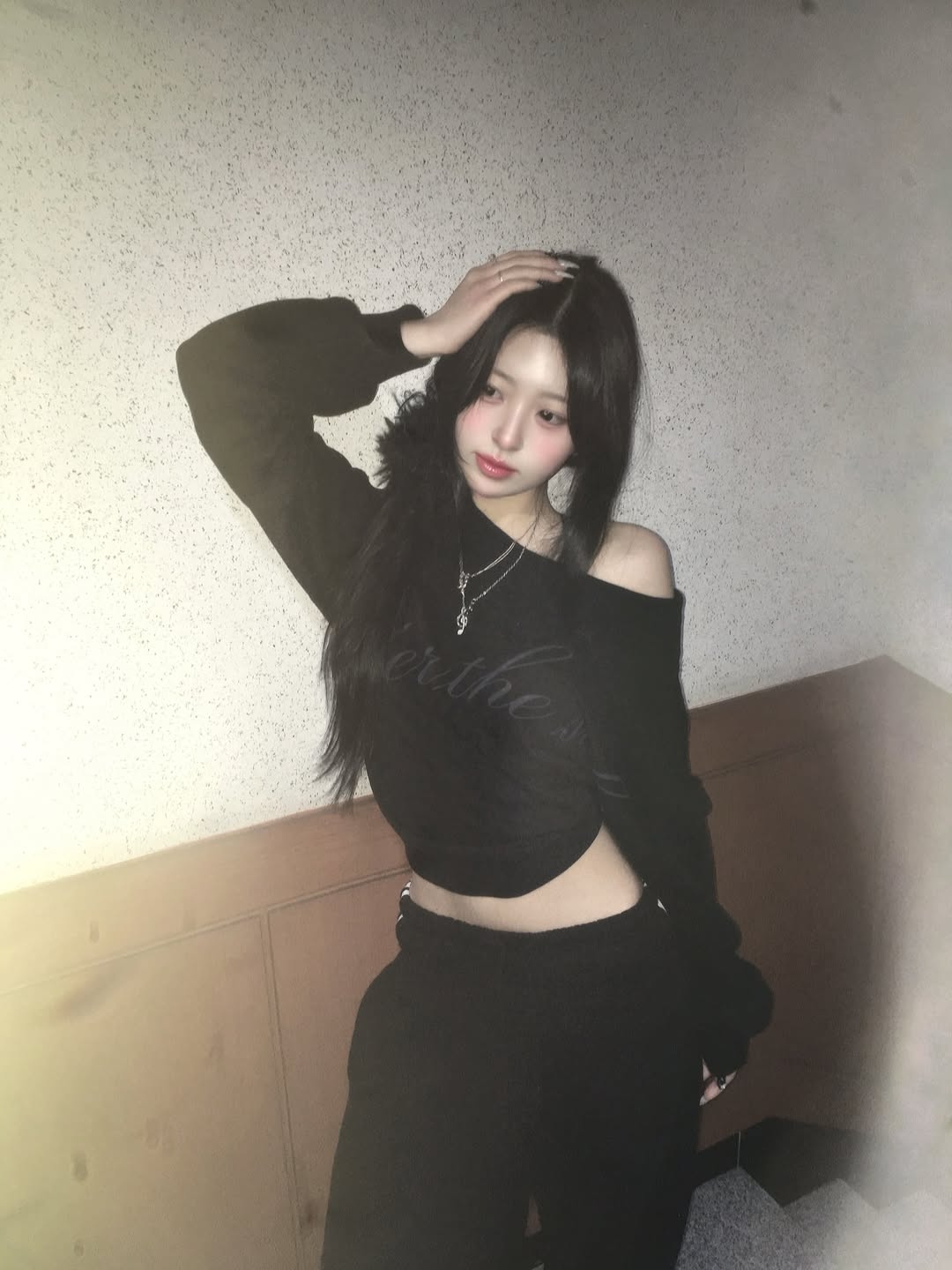 VOONT Lettering Off Shoulder Sweatshirt (BLACK) 착용 스타일 - 1
