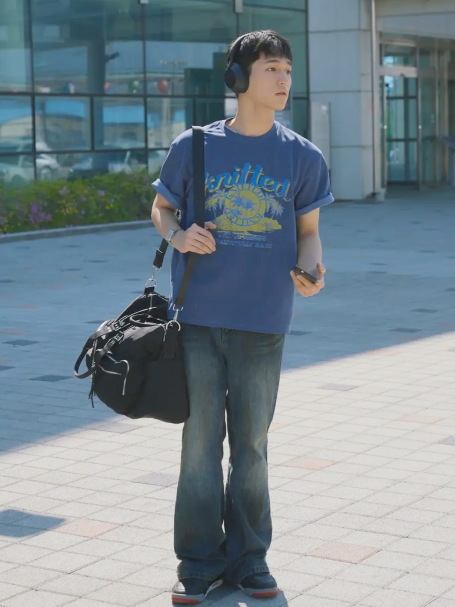 Knitted Pigment Palm Tree Graphic T-Shirt Blue 착용 스타일 - 3