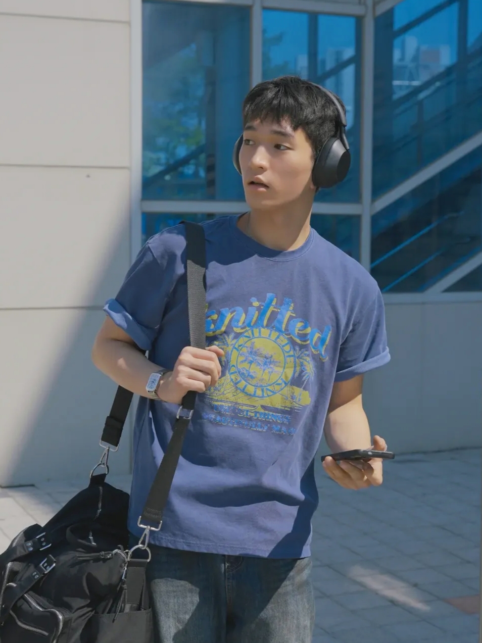 Knitted Pigment Palm Tree Graphic T-Shirt Blue 착용 스타일 - 2