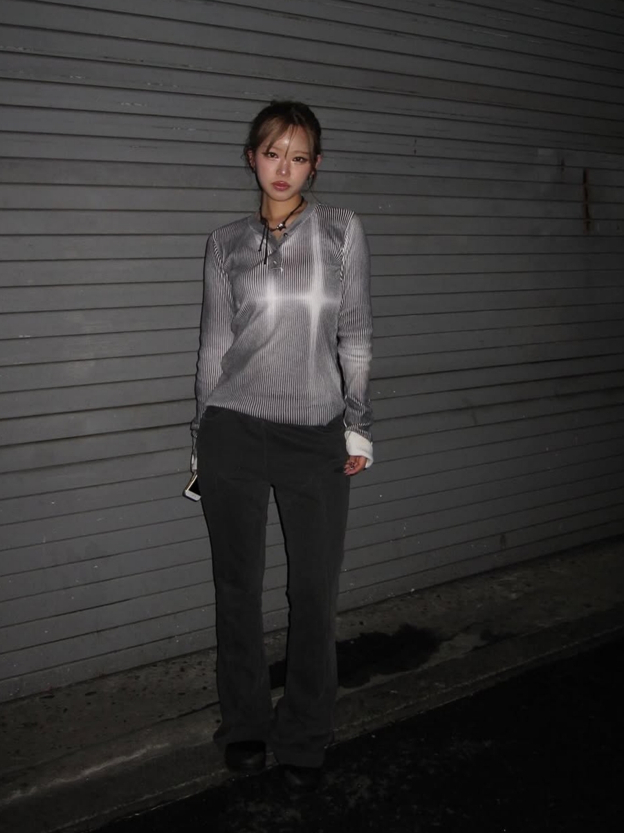 VOONT Low-Rise String Bootcut Pants (CHARCOAL) 착용 스타일 - 1