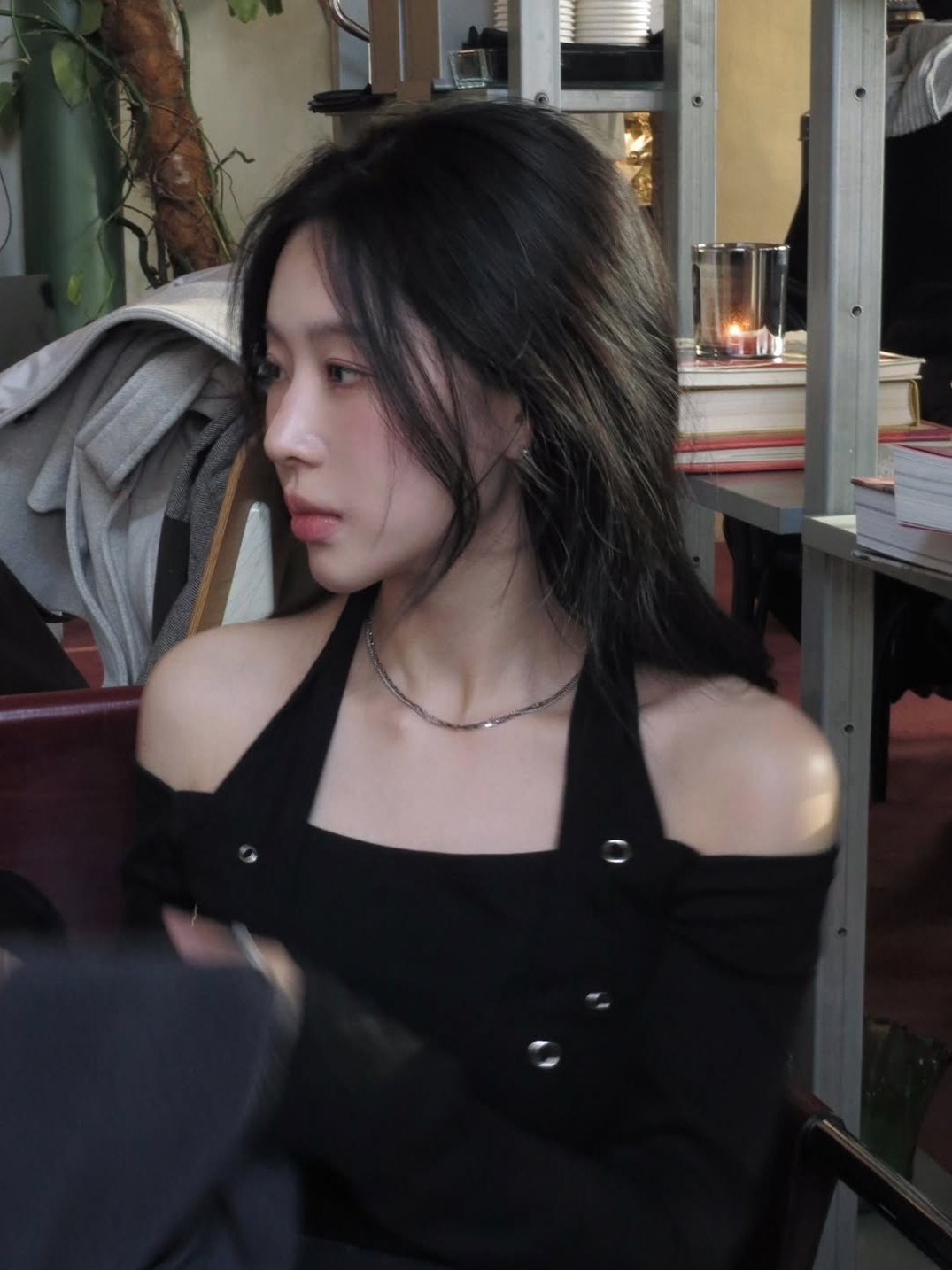 VOONT Eyelet Halter Long Sleeve (BLACK) 착용 스타일 - 5
