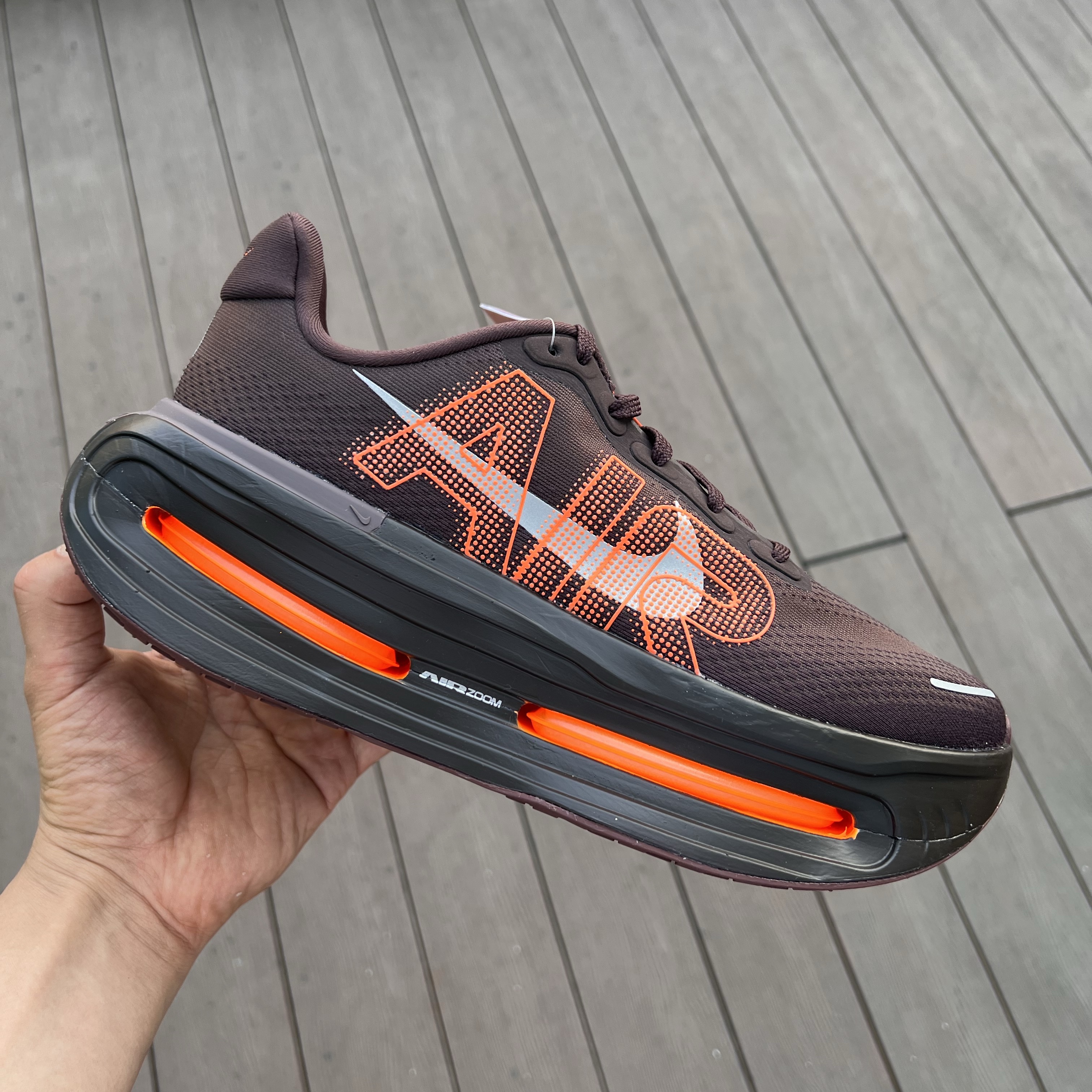 Nike x Renegade Vomero Premium Cinnamon Brown Basalt 착용 스타일