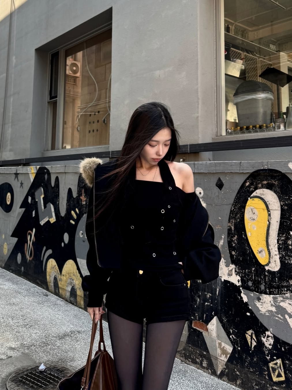 VOONT Eyelet Halter Long Sleeve (BLACK) 착용 스타일 - 1