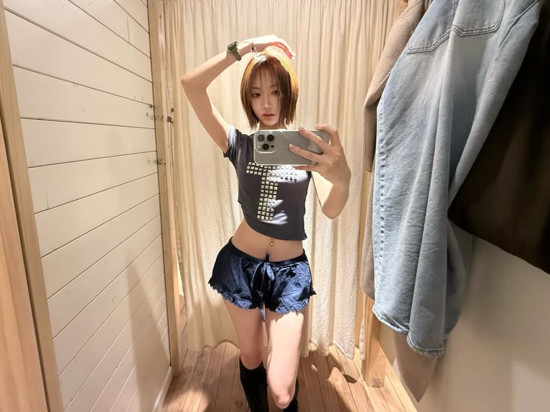 VOONT Stud Cross T-Shirt (CHARCOAL) 착용 스타일 - 3