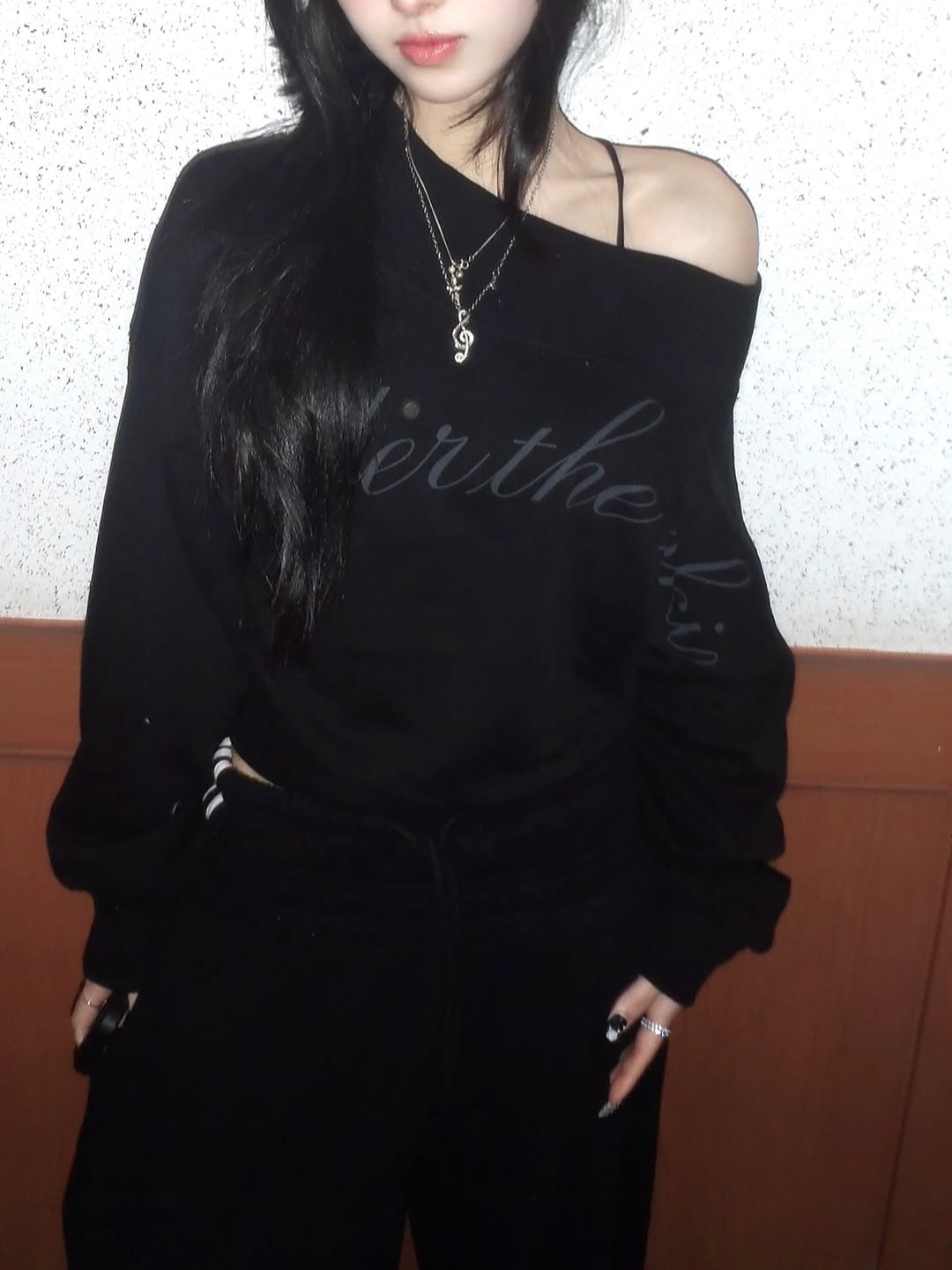 VOONT Lettering Off Shoulder Sweatshirt (BLACK) 착용 스타일 - 7