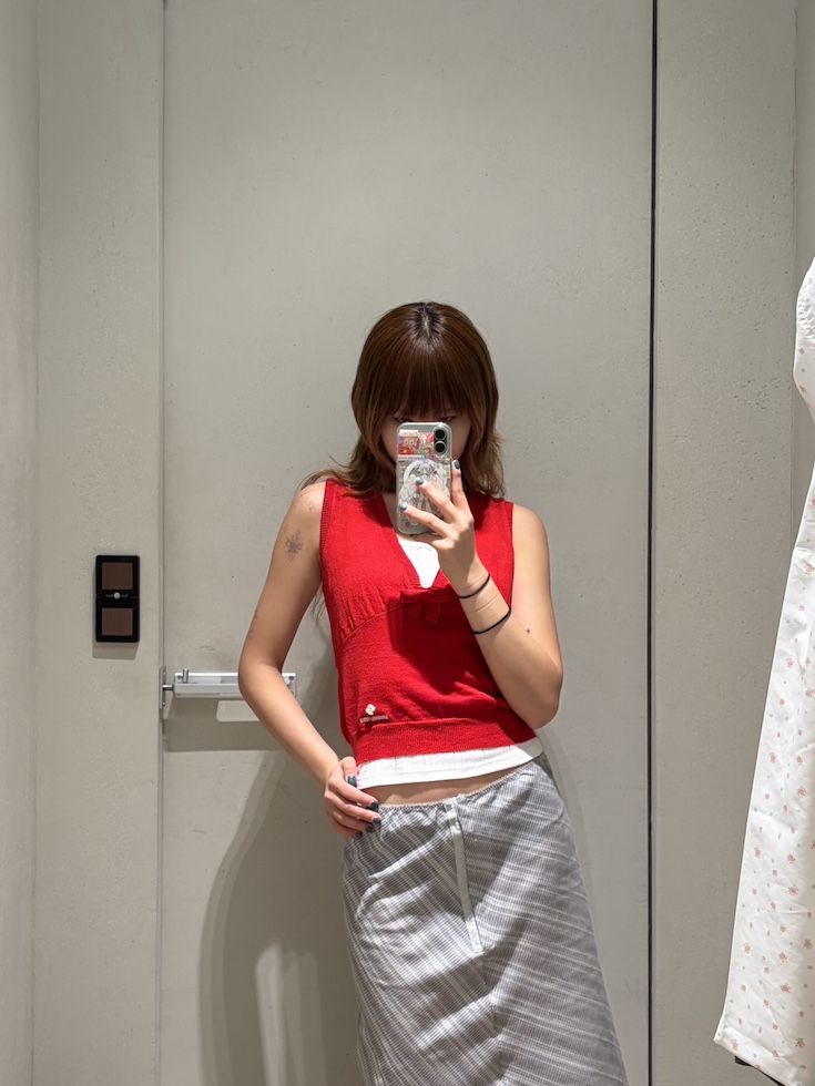 Shushu/Tong Women Bow Detail V Neck Knit Tank Red - 26SS, Perverze Women Vintage Fabric Petticoat Gray - 26SS 착용 스타일 - 1