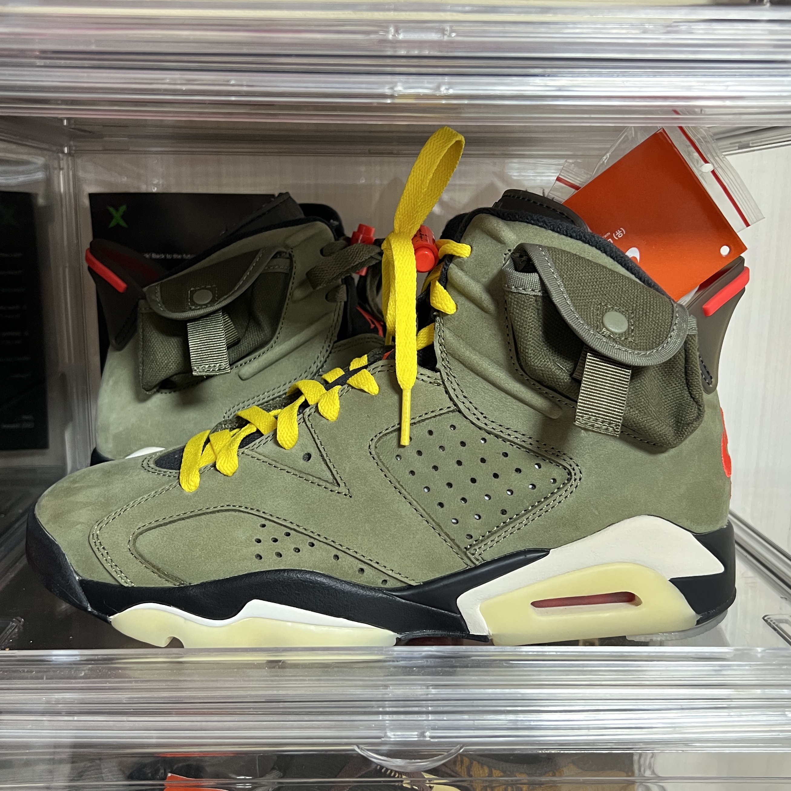 Jordan 6 x Travis Scott Retro Olive 착용 스타일 - 1