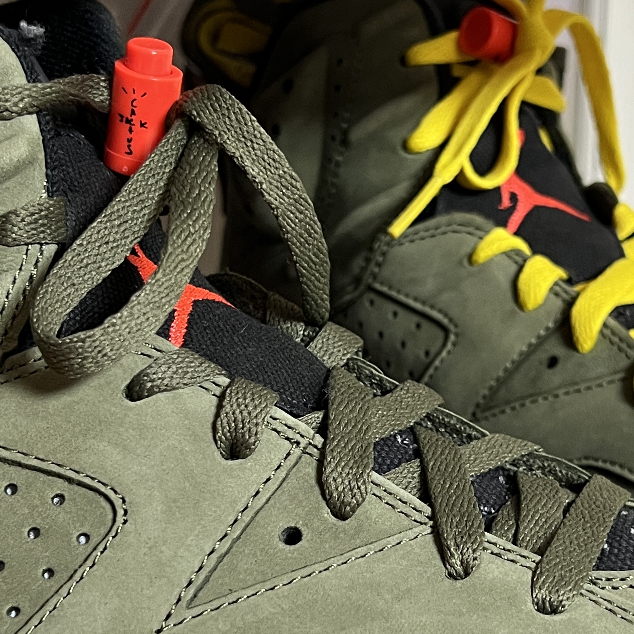 Jordan 6 x Travis Scott Retro Olive 착용 스타일 - 6