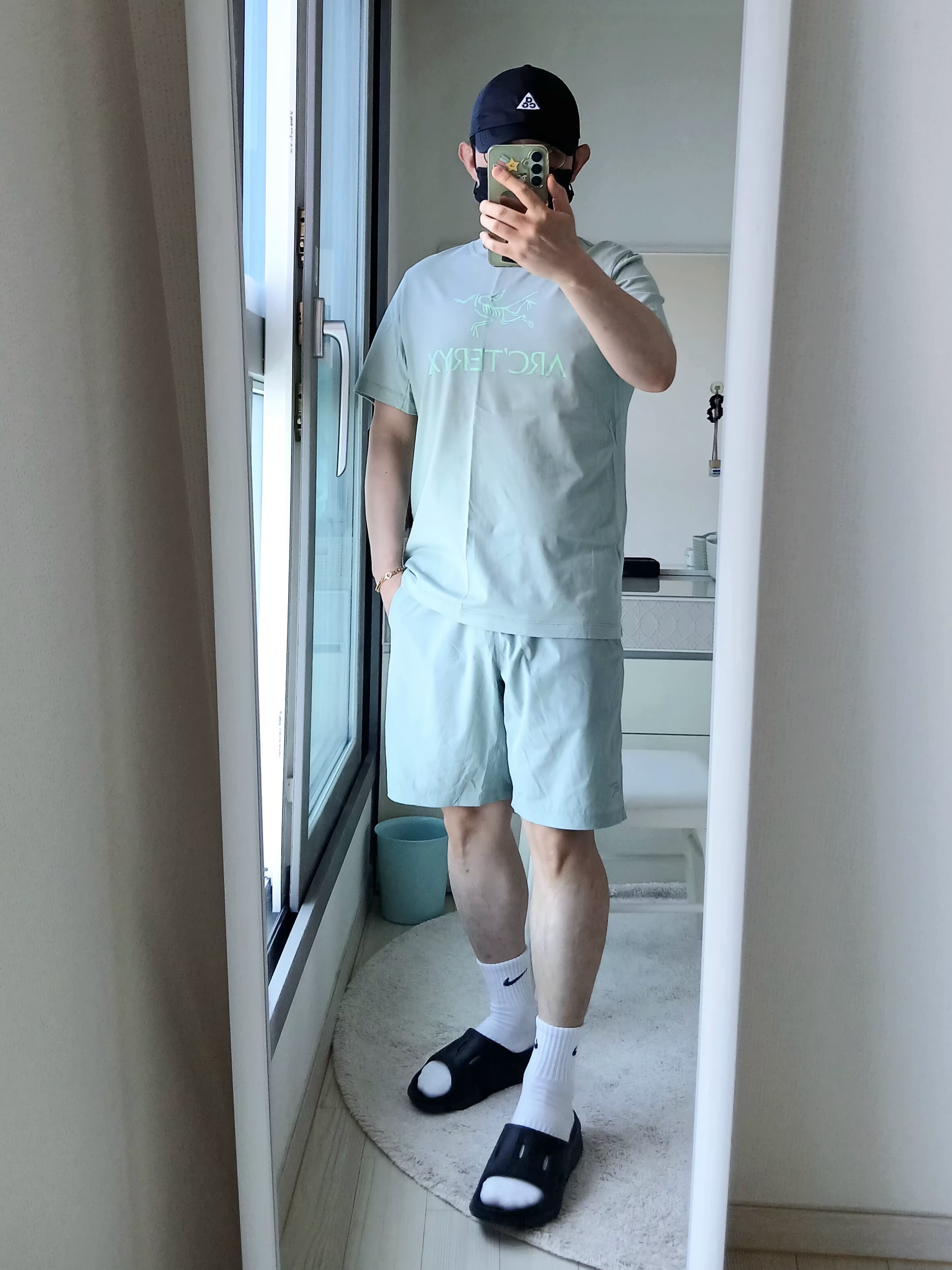 Nike ACG Trail Cap Black, Arc'teryx Arc'word Logo SS T-Shirt Stone Green 착용 스타일 - 2