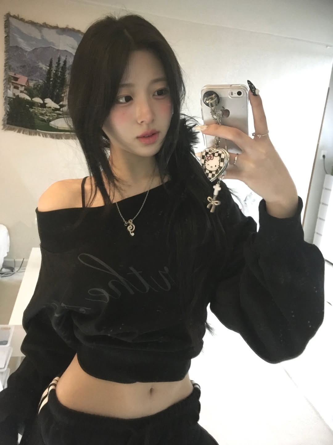 VOONT Lettering Off Shoulder Sweatshirt (BLACK) 착용 스타일 - 3