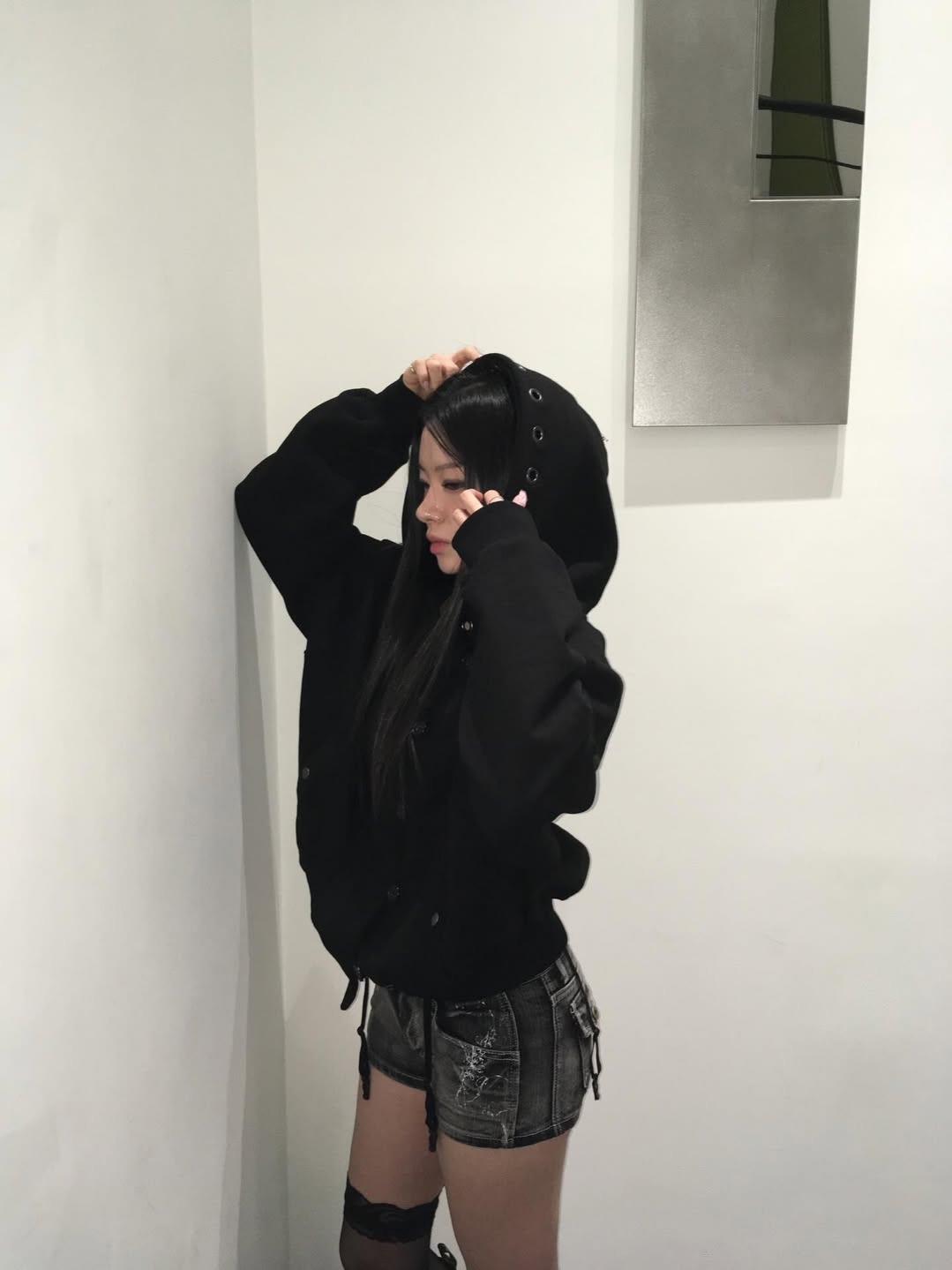 VOONT Eyelet Button Two-Way Hood Zip-Up (BLACK) 착용 스타일 - 5