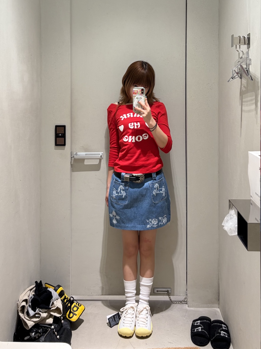 Markgong Women Blue Cross Stitch Embroidered Denim Skirt With Detachable Belt Blue - 26SS, Markgong Women Mark My Gong Printed Red 3/4 Sleeve Cowl Neck Backless Top Red - 26SS 착용 스타일 - 1