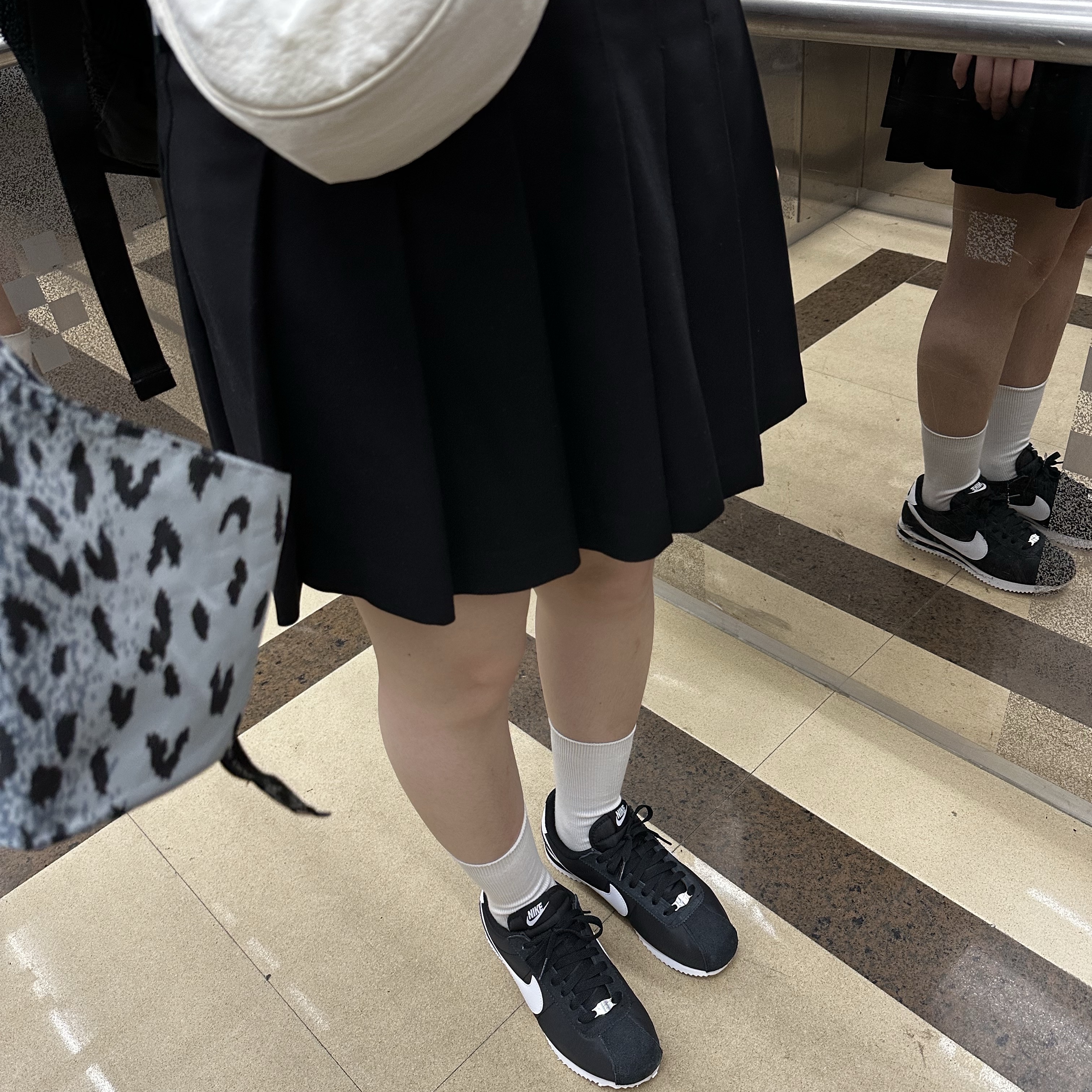 (W) Nike Cortez Black and White 착용 스타일