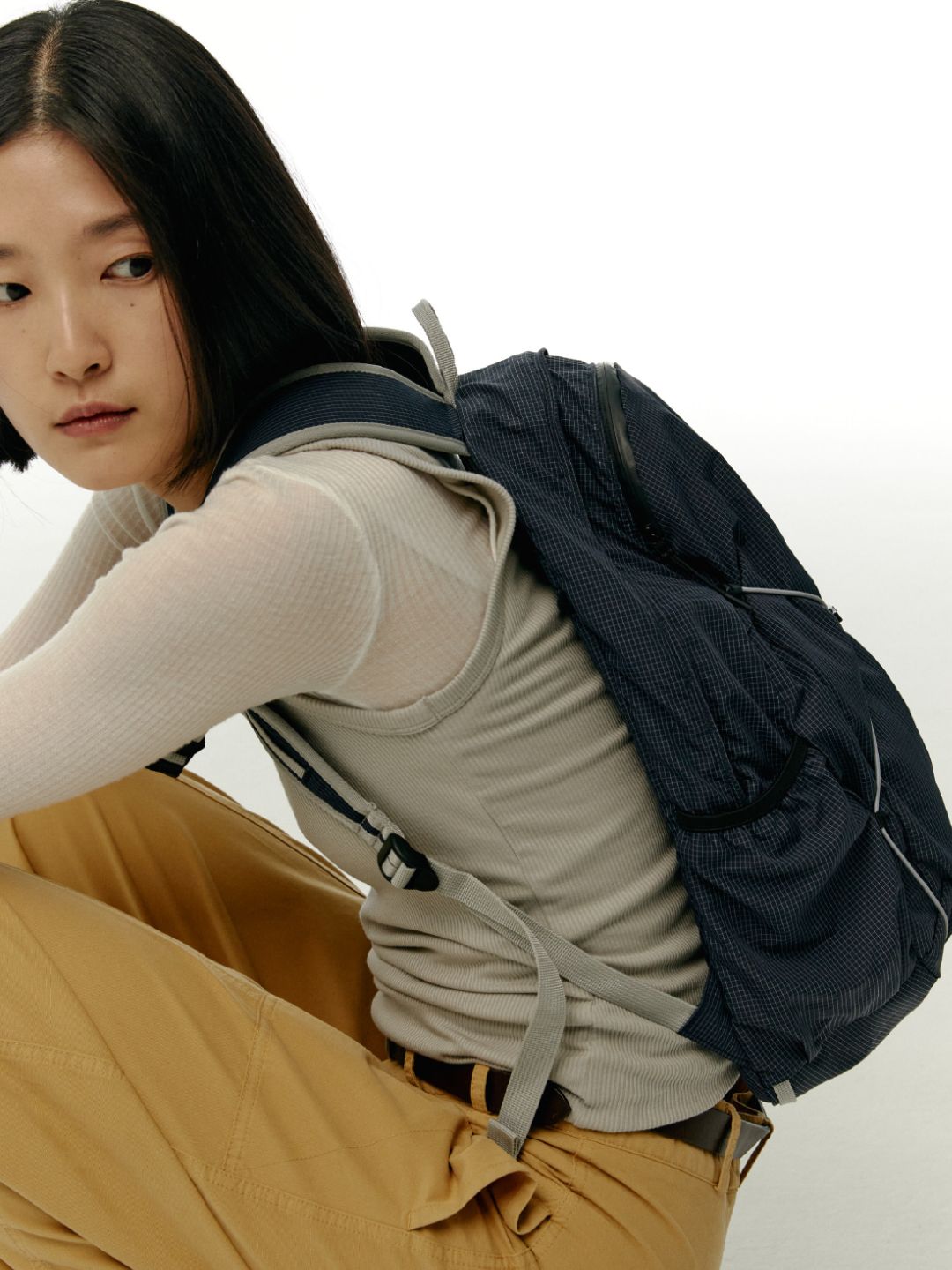 MAZIUNTITLED Roam Pack Black, MAZIUNTITLED Roam Pack Light Grey 착용 스타일 - 2