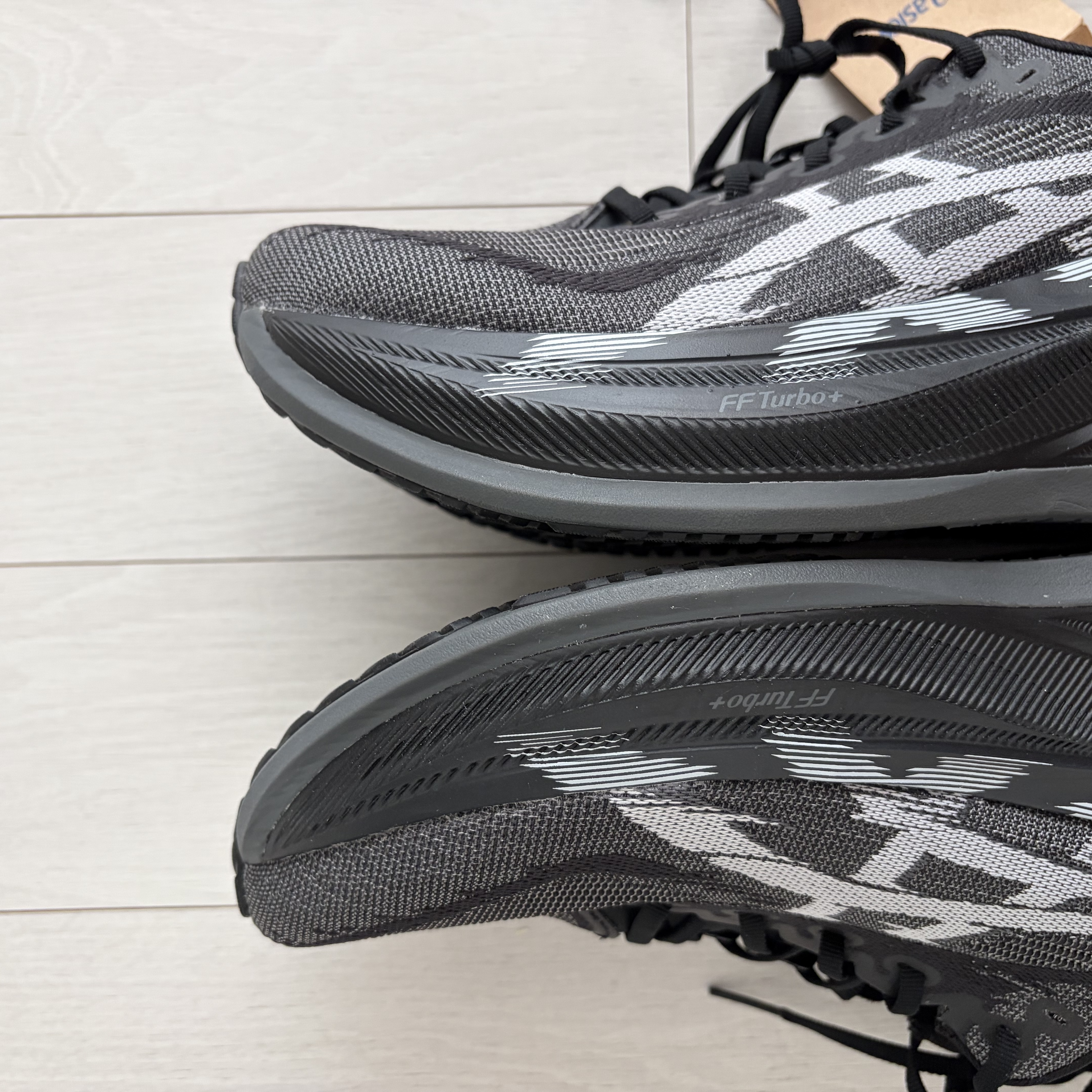 Asics Superblast 2 Black White 착용 스타일 - 2