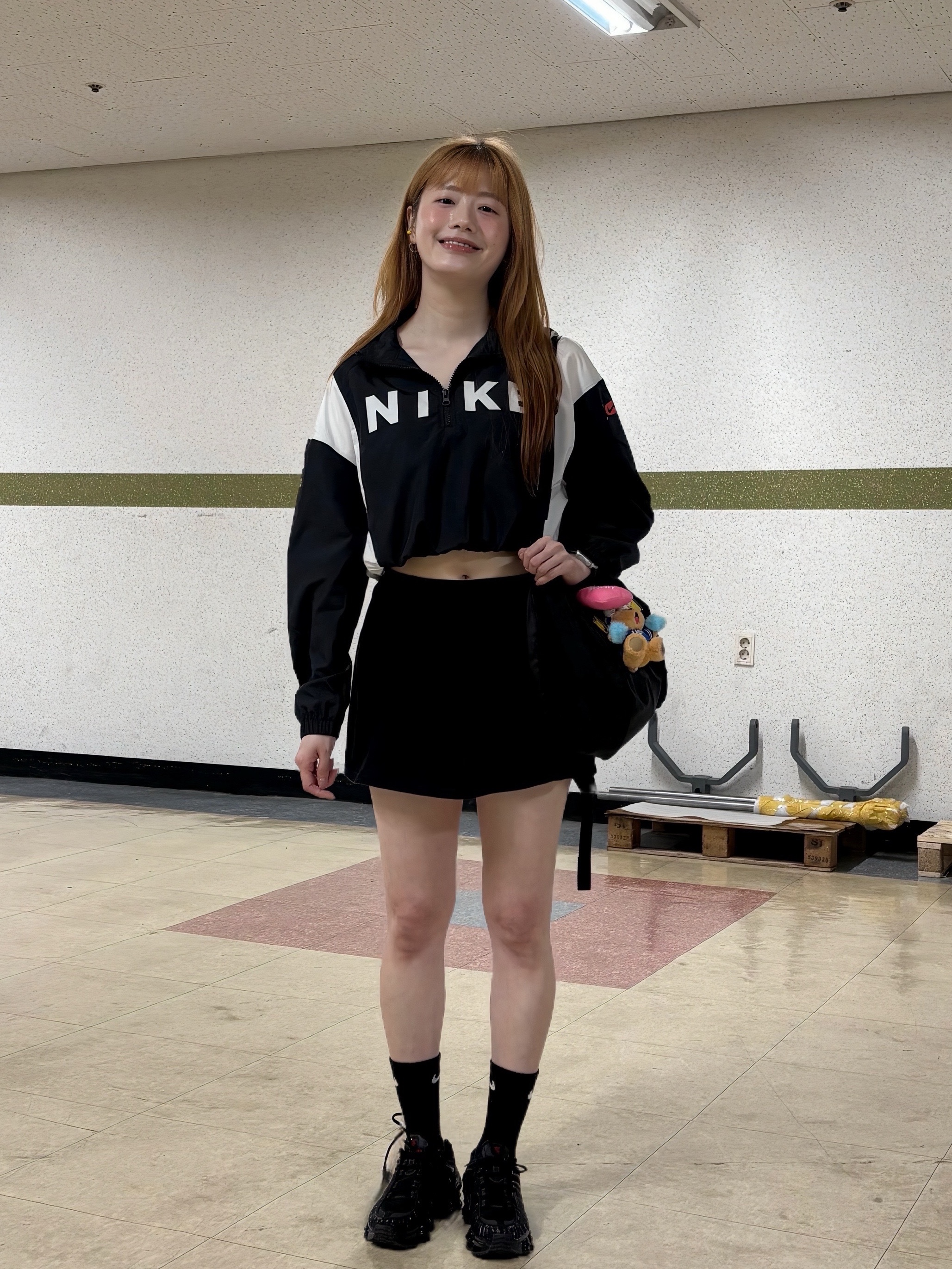 (W) Nike Shox TL Black and Max Orange, Starbucks x KBO Lions Bearista Keychain 착용 스타일 - 5