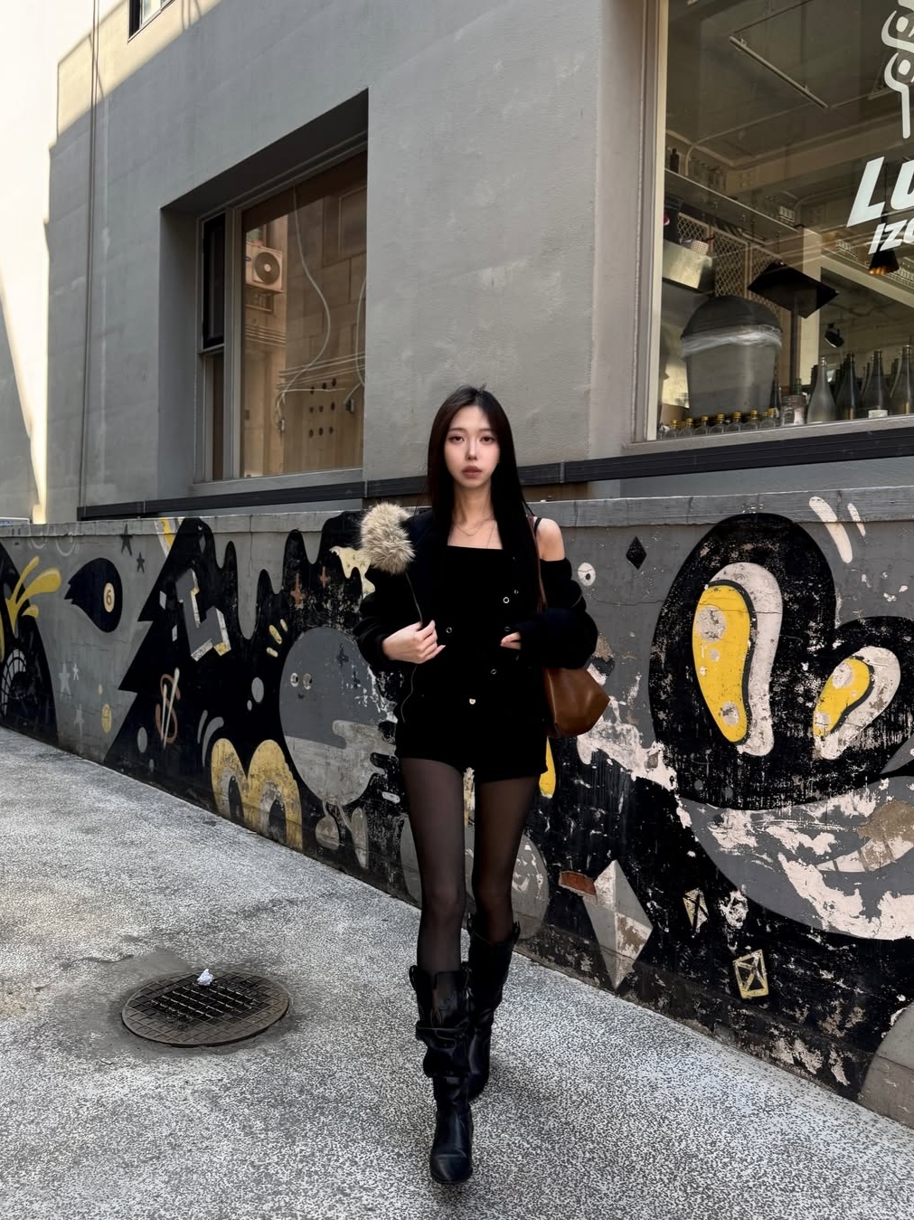 VOONT Eyelet Halter Long Sleeve (BLACK) 착용 스타일 - 4