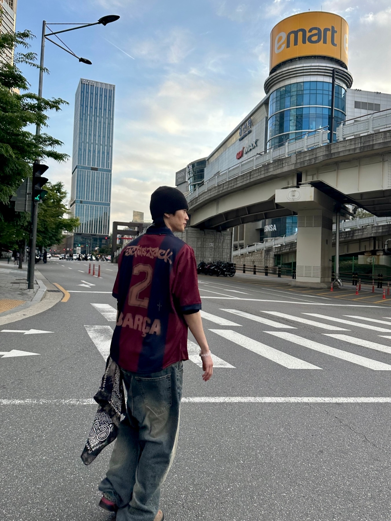Nike FC Barcelona x Travis Scott Retro 2000/01 Home Skeleton Jersey Multicolor (Non Marking Ver.), Nike SB Ishod Wair Light Olive 착용 스타일 - 5