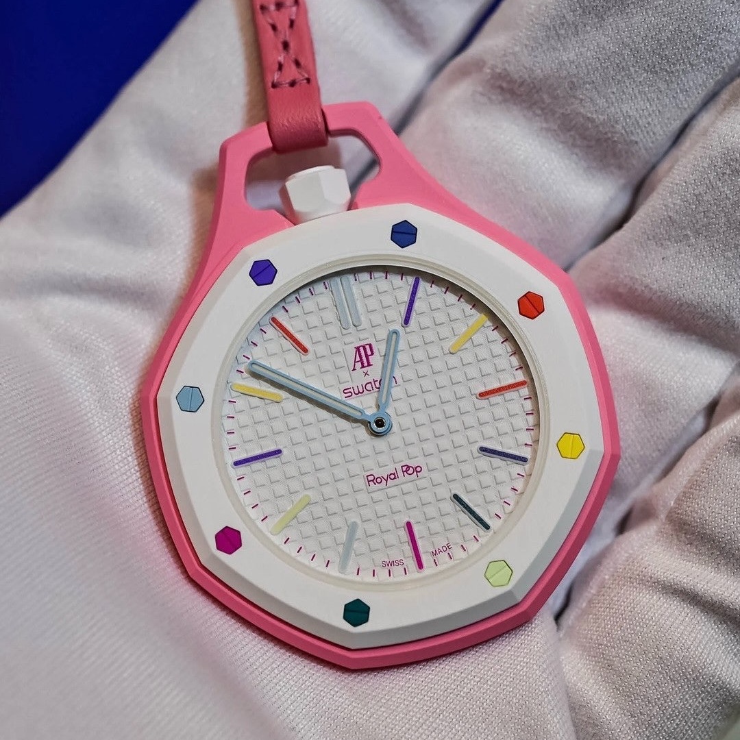 Swatch x Audemars Piguet Bioceramic Royal Pop Ocho Negro 착용 스타일 - 3