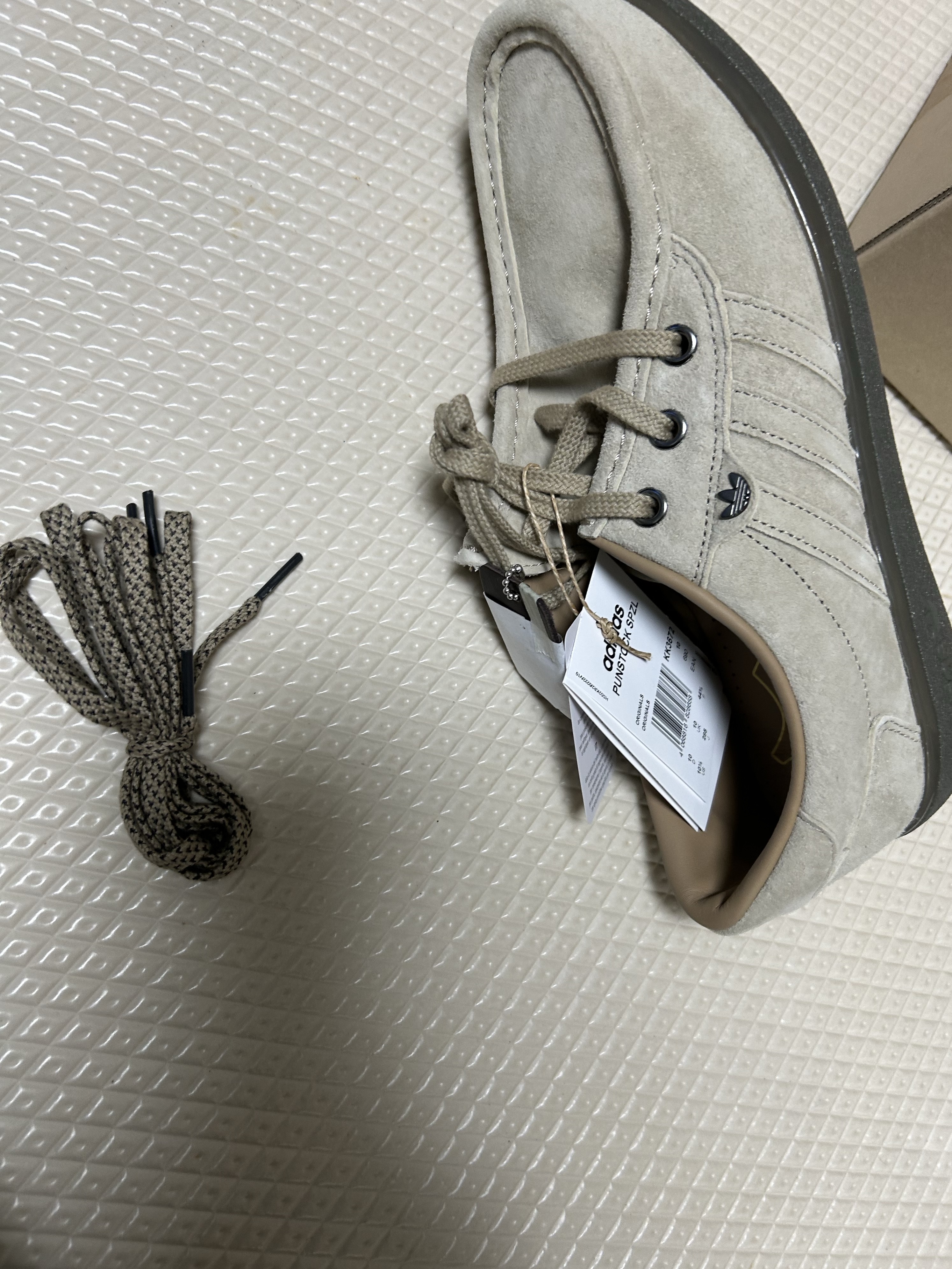 Adidas Punstock Spezial Blanch Cargo Cardboard 착용 스타일