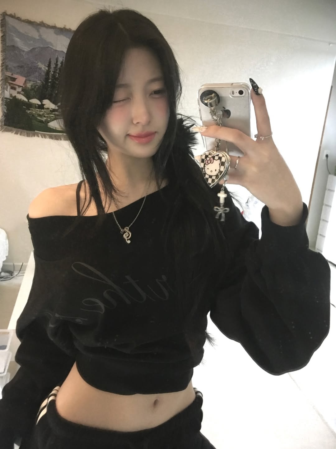 VOONT Lettering Off Shoulder Sweatshirt (BLACK) 착용 스타일 - 2