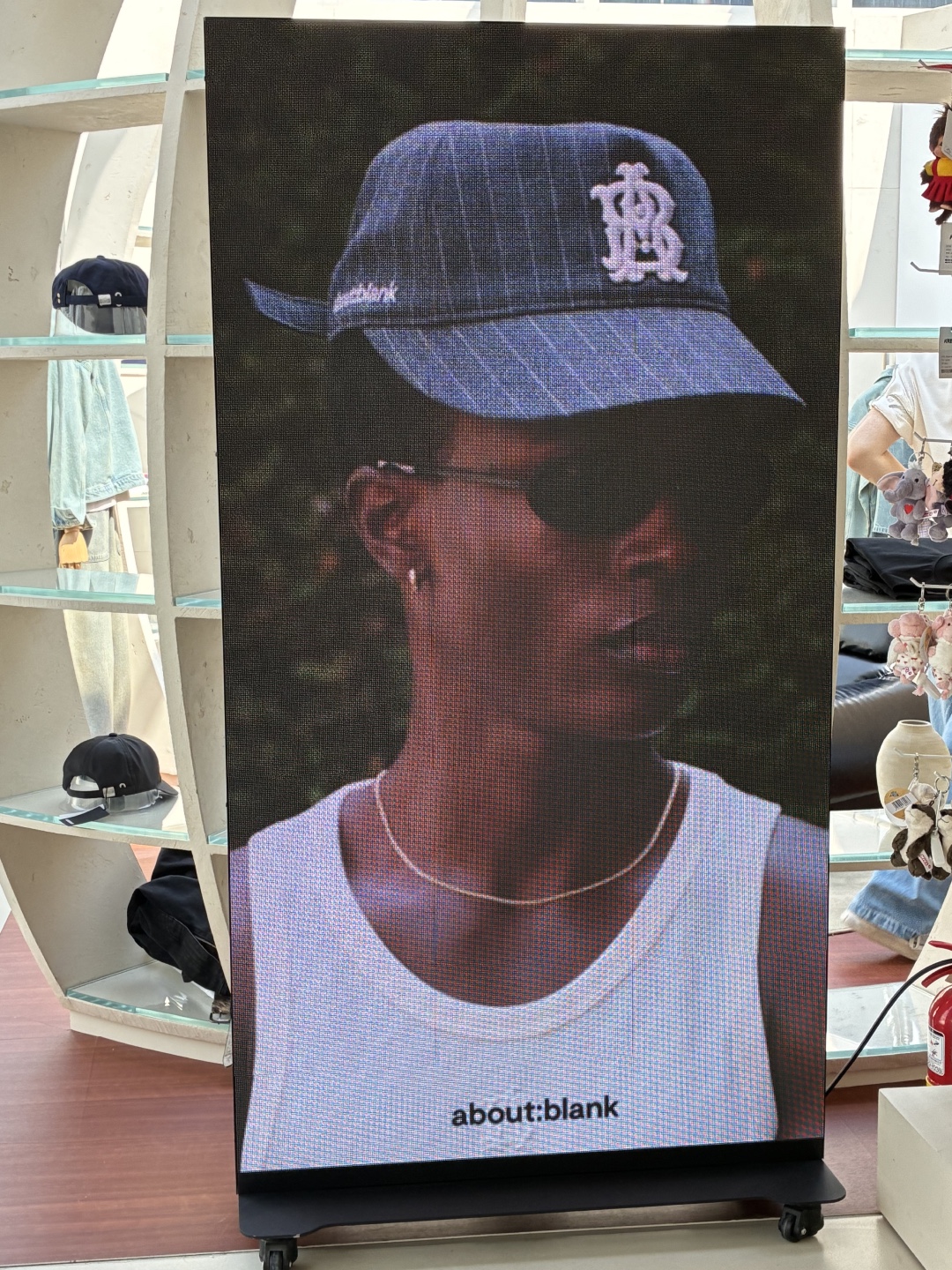 [KREAM 단독] About:Blank KREAM Exclusive T-Shirt Oat - 26FW, [KREAM 단독] [재입고] About:Blank Monogram Contrast Cap Ecru Navy - 26SS 착용 스타일 - 3