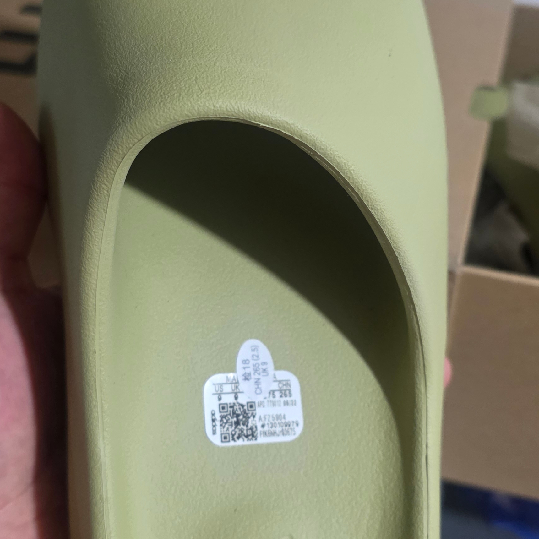 Adidas Yeezy Slide Resin 2022 착용 스타일