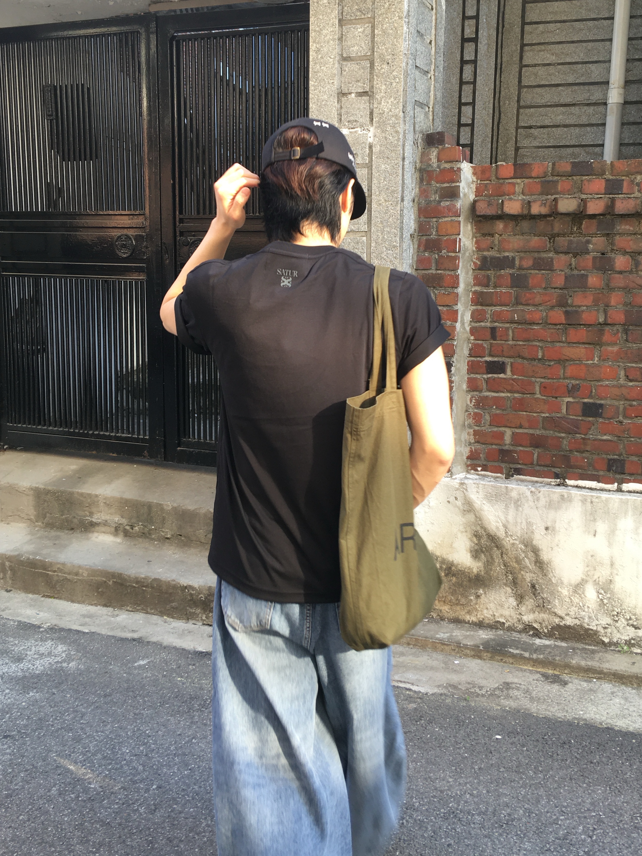 Arket Canvas Tote Bag Dark Green 착용 스타일