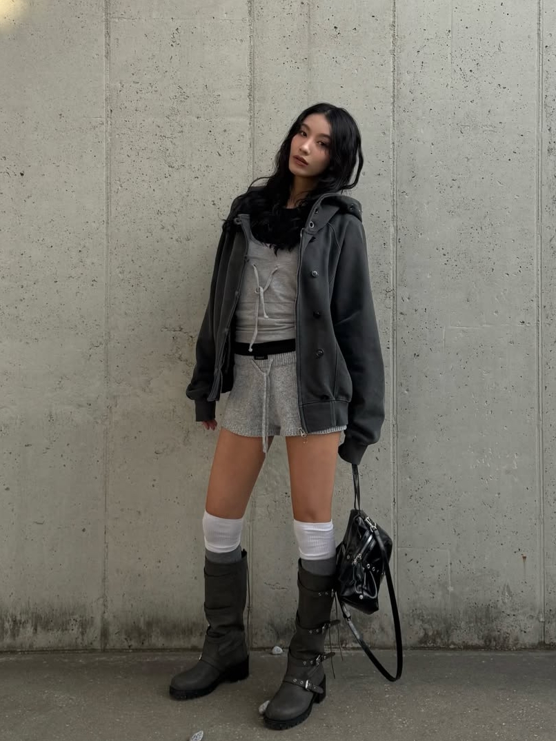 VOONT Eyelet Button Two-Way Hood Zip-Up (CHARCOAL) 착용 스타일 - 4