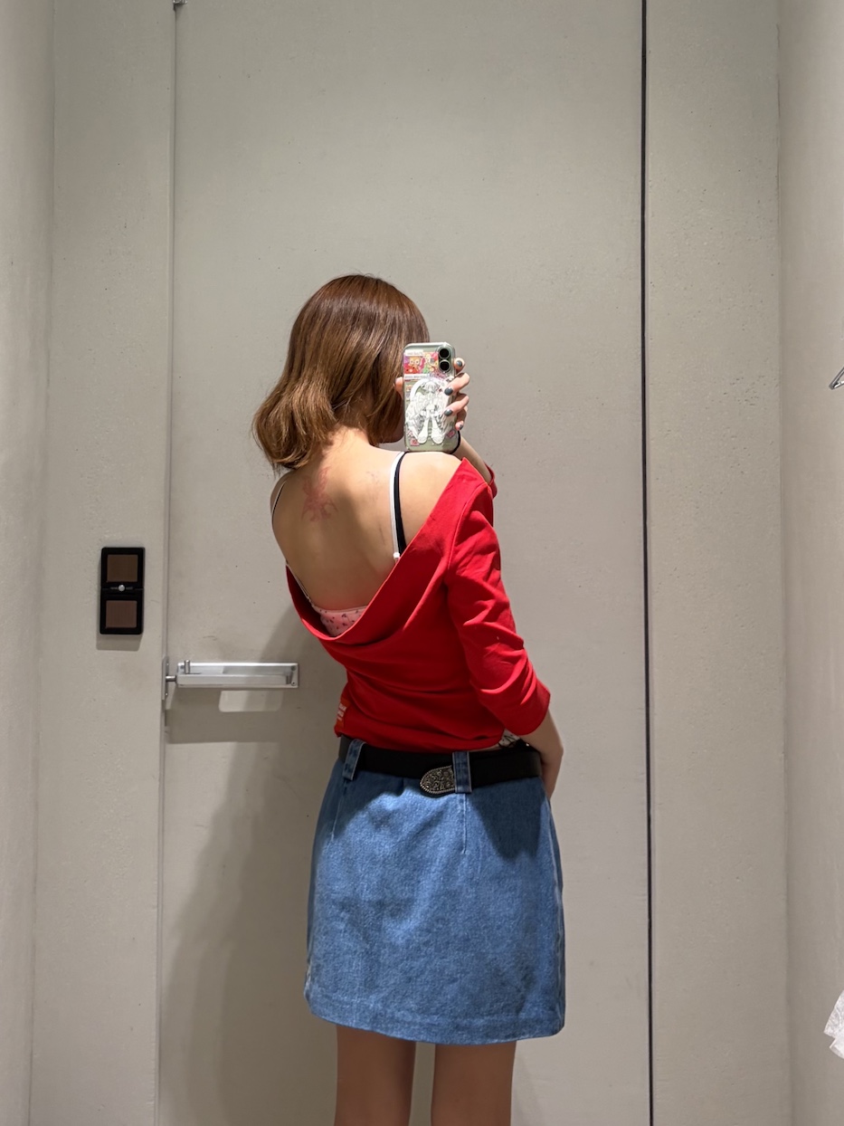 Markgong Women Mark My Gong Printed Red 3/4 Sleeve Cowl Neck Backless Top Red - 26SS, Phileo x Keen Women Targhee White - 26SS 착용 스타일 - 5