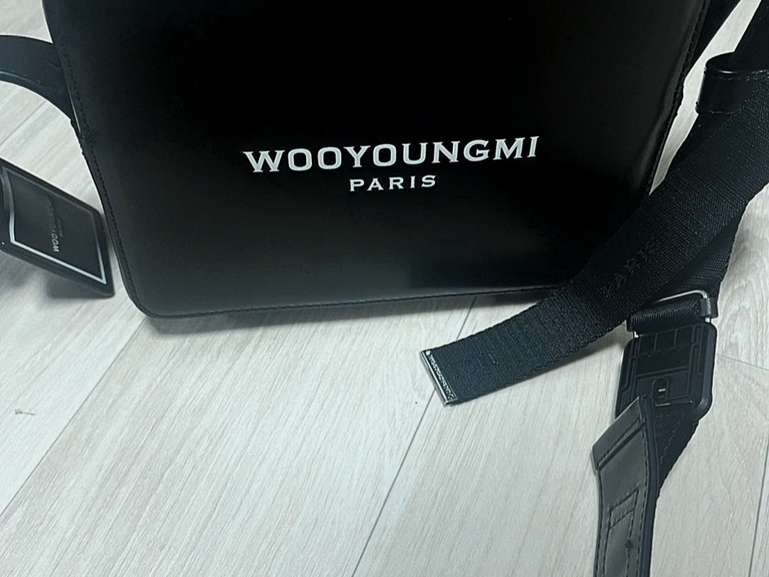 Wooyoungmi Square Mini Bag Black 착용 스타일