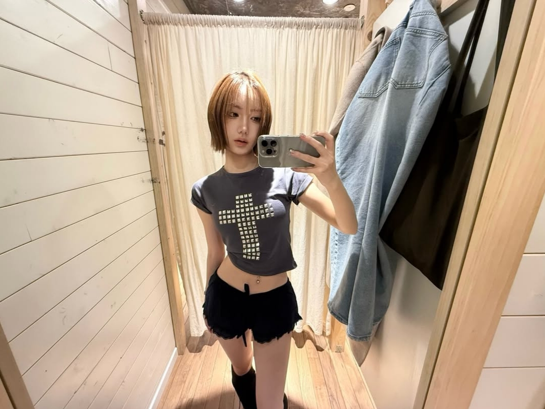 VOONT Stud Cross T-Shirt (CHARCOAL) 착용 스타일 - 2