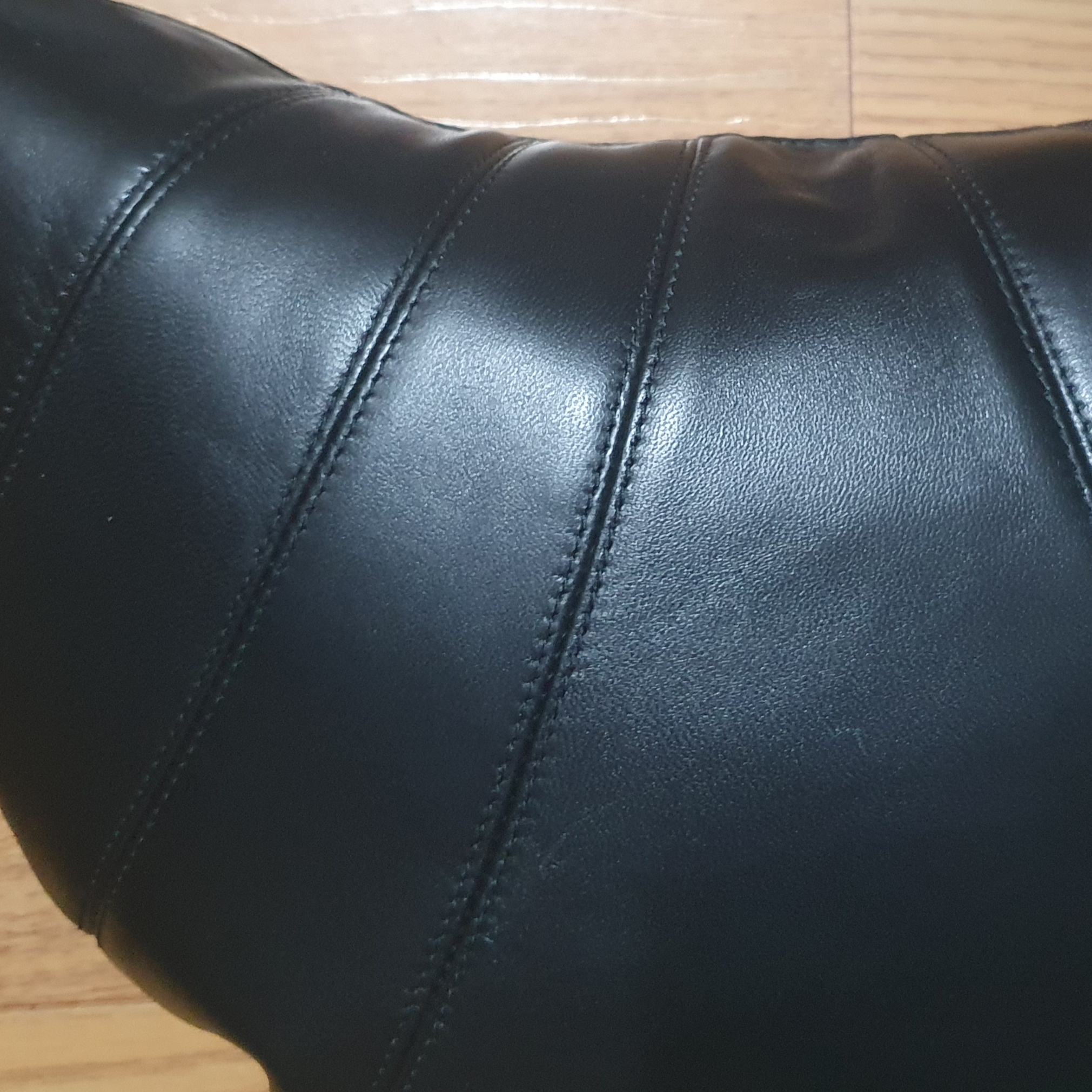 Lemaire Fortune Croissant Bag Soft Nappa Leather Black 착용 스타일