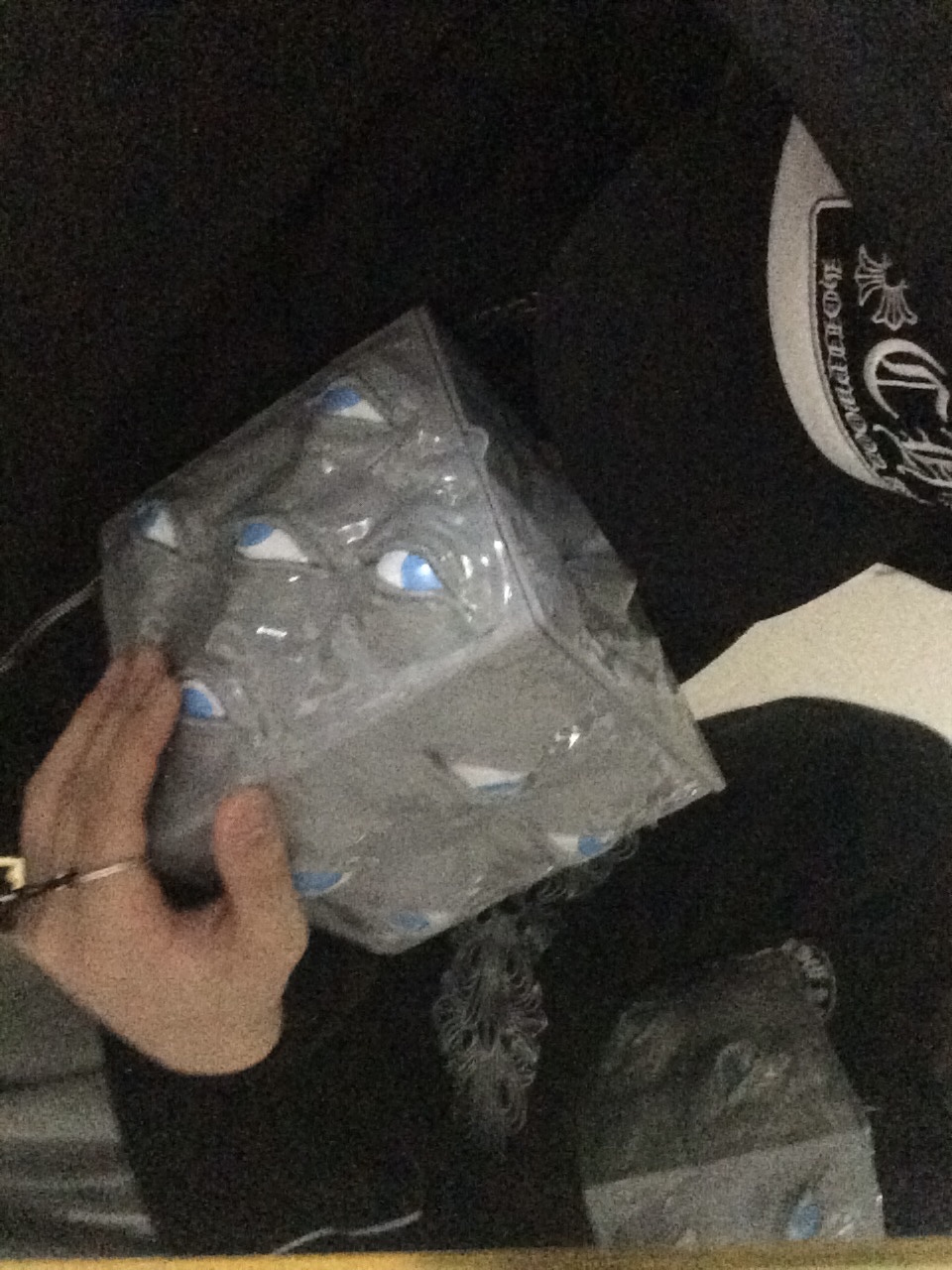 Jujutsu Kaisen Prison Realm Bucket & Sukuna Keyring Set, Chrome Hearts Black & White Hollywood Trucker Hat C-B57463 착용 스타일