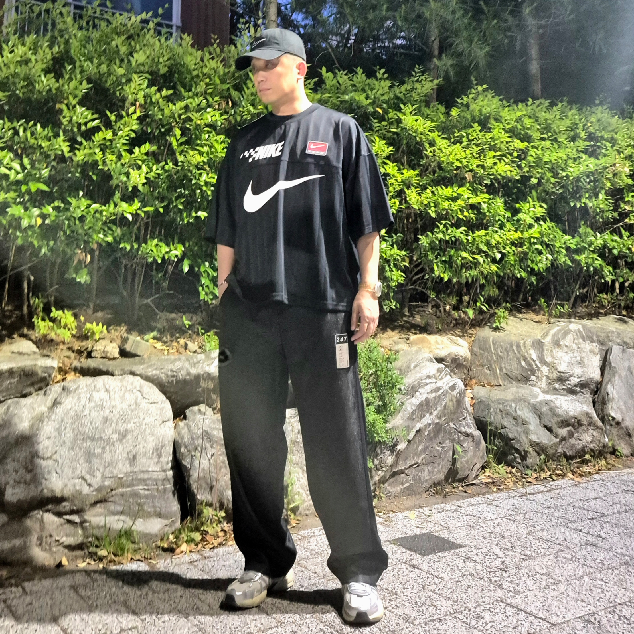 Nike V2K Run Summit White Metallic Silver, Nike NSW Trend T-Shirt Black 착용 스타일 - 2