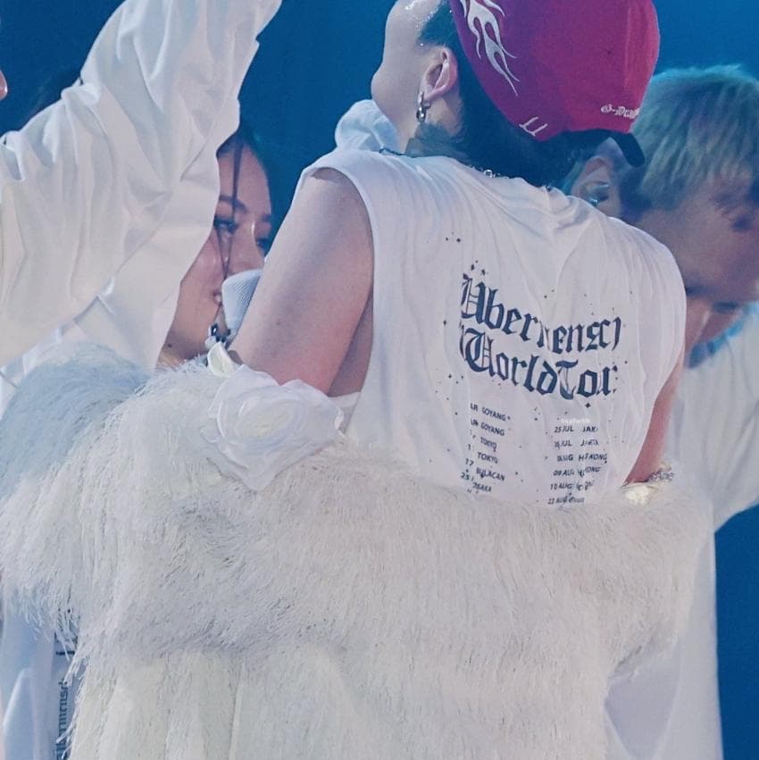G-DRAGON Ubermensch World Tour T-Shirt White 착용 스타일 - 2