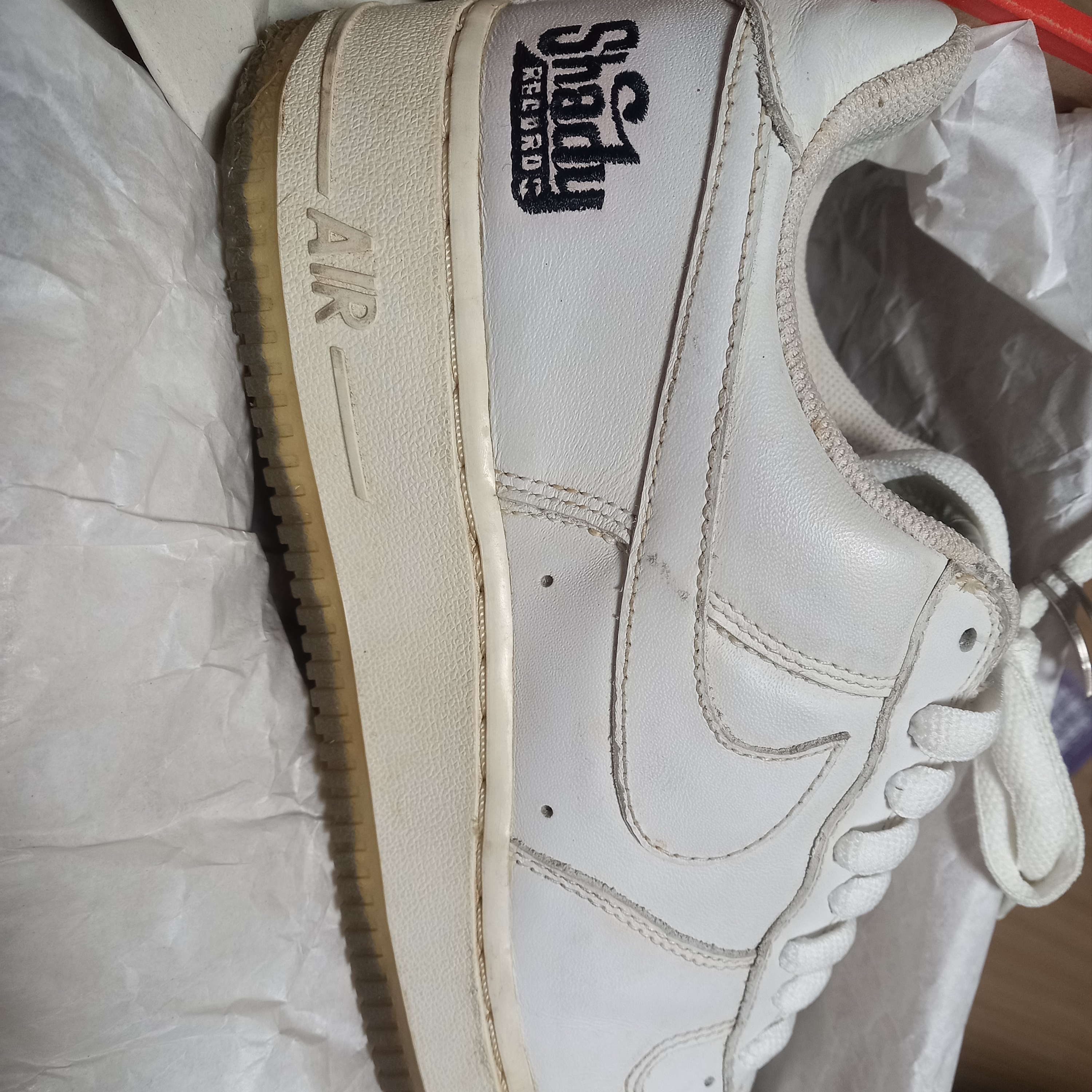 Nike Air Force 1 Low Shady Records White 착용 스타일 - 1