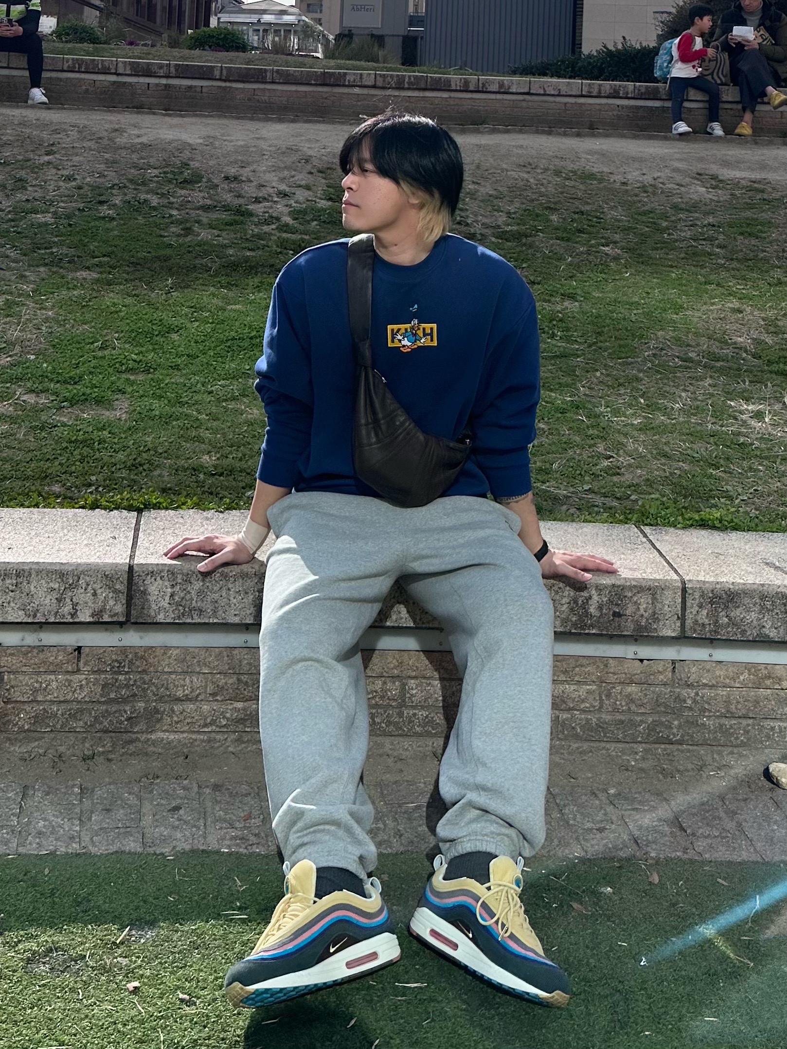 Kith x Disney for Mickey & Friends Cyber Monday Donald Duck Classic Logo Williams Crewneck Cyanotype, Lemaire Small Croissant Bag Soft Nappa Leather Dark Chocolate 착용 스타일 - 2