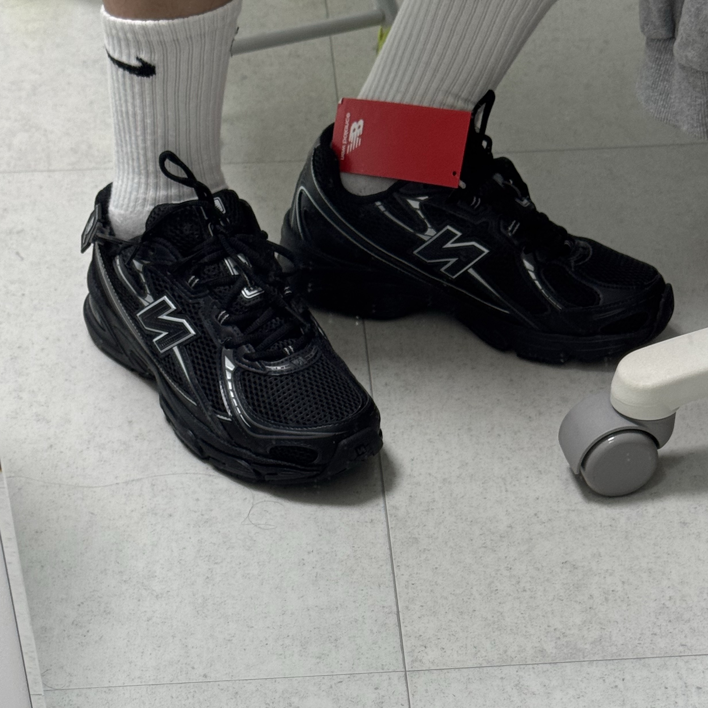 New Balance 740v2 Black Silver Metallic 착용 스타일 - 1